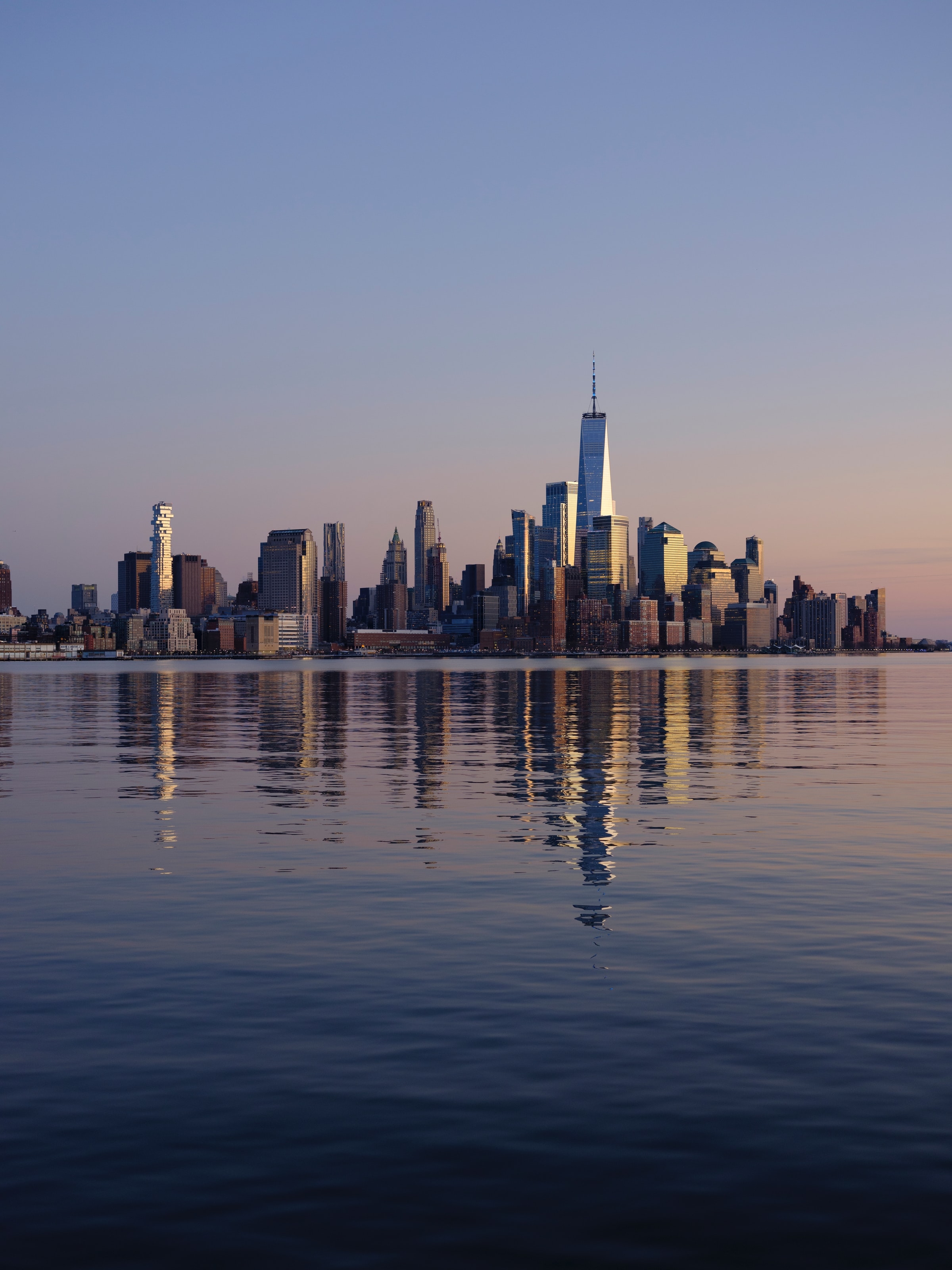 Free photo New York is reflected in the water