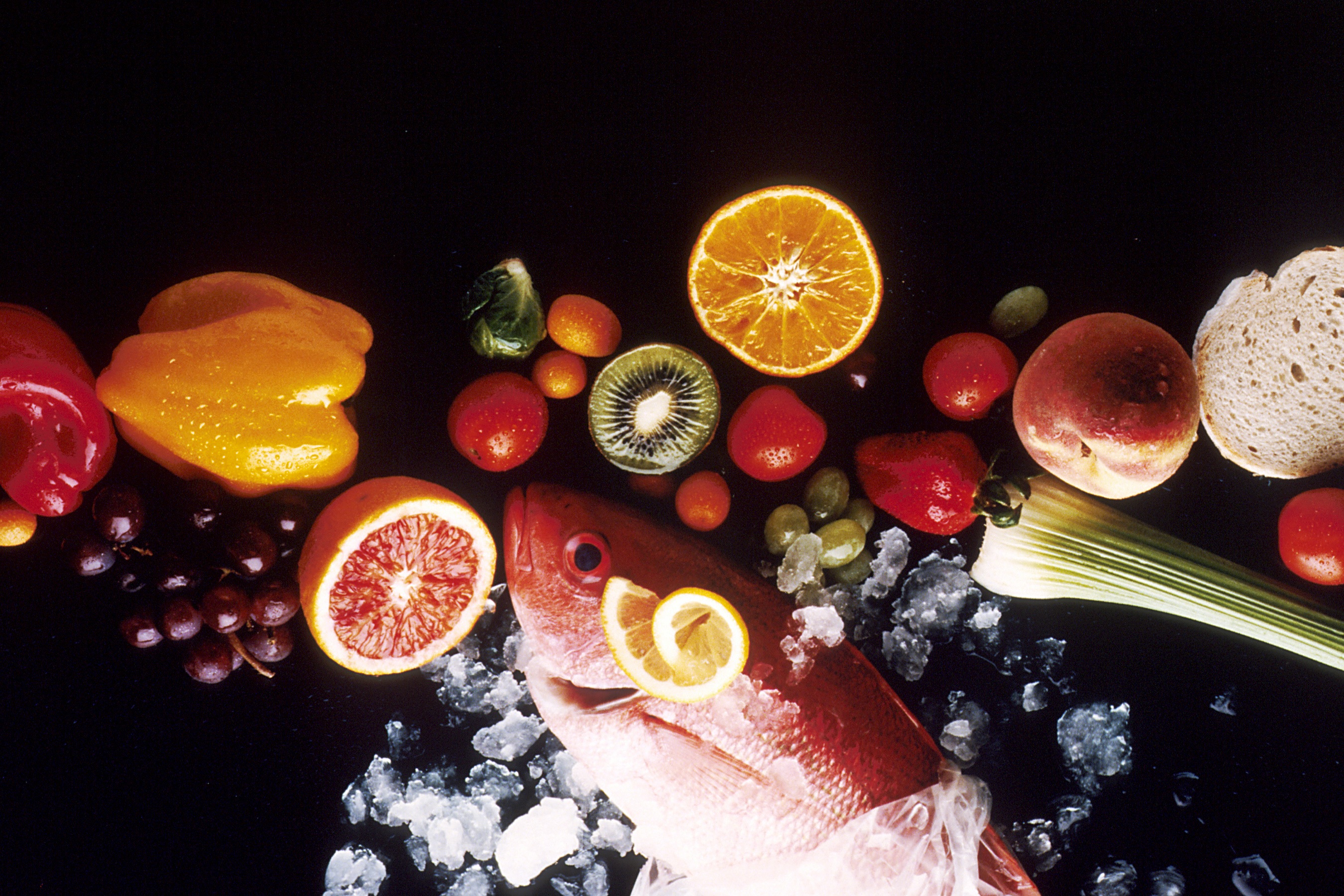 Free photo Frozen fish with fruit slices