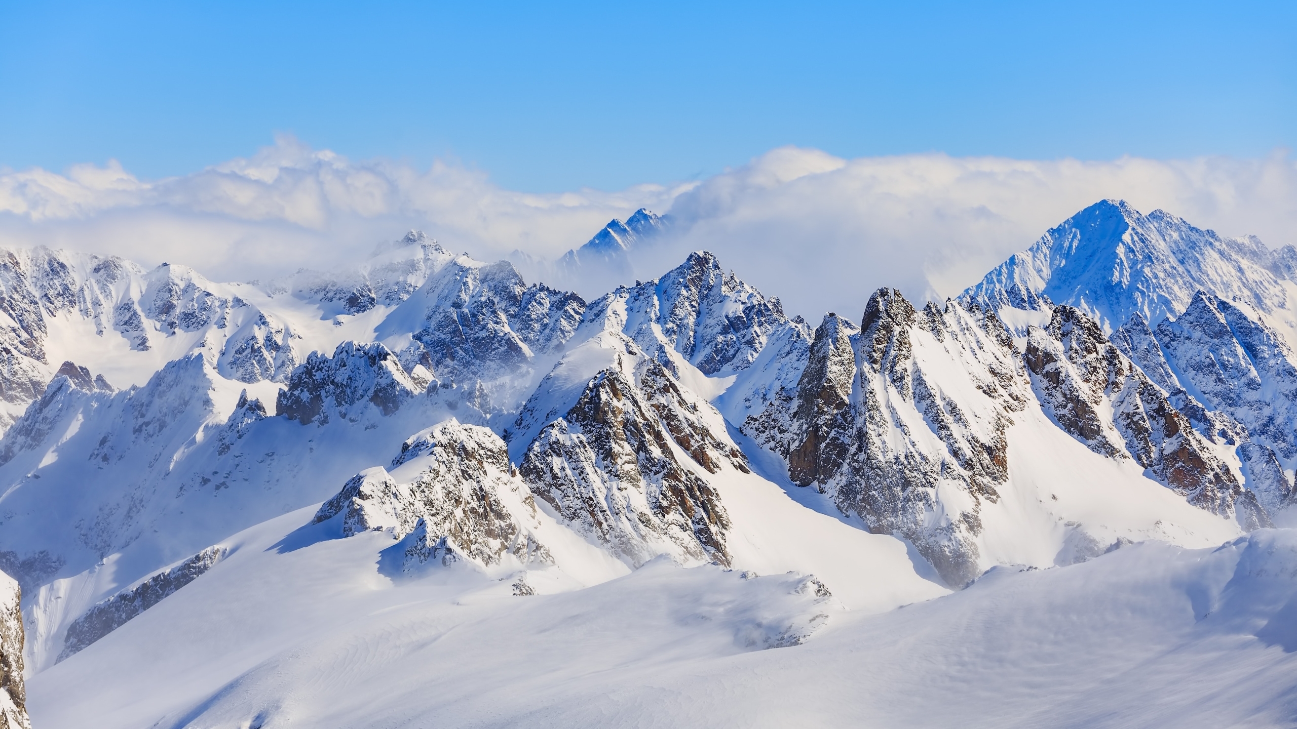 免费照片晴天时的阿尔卑斯山雪景