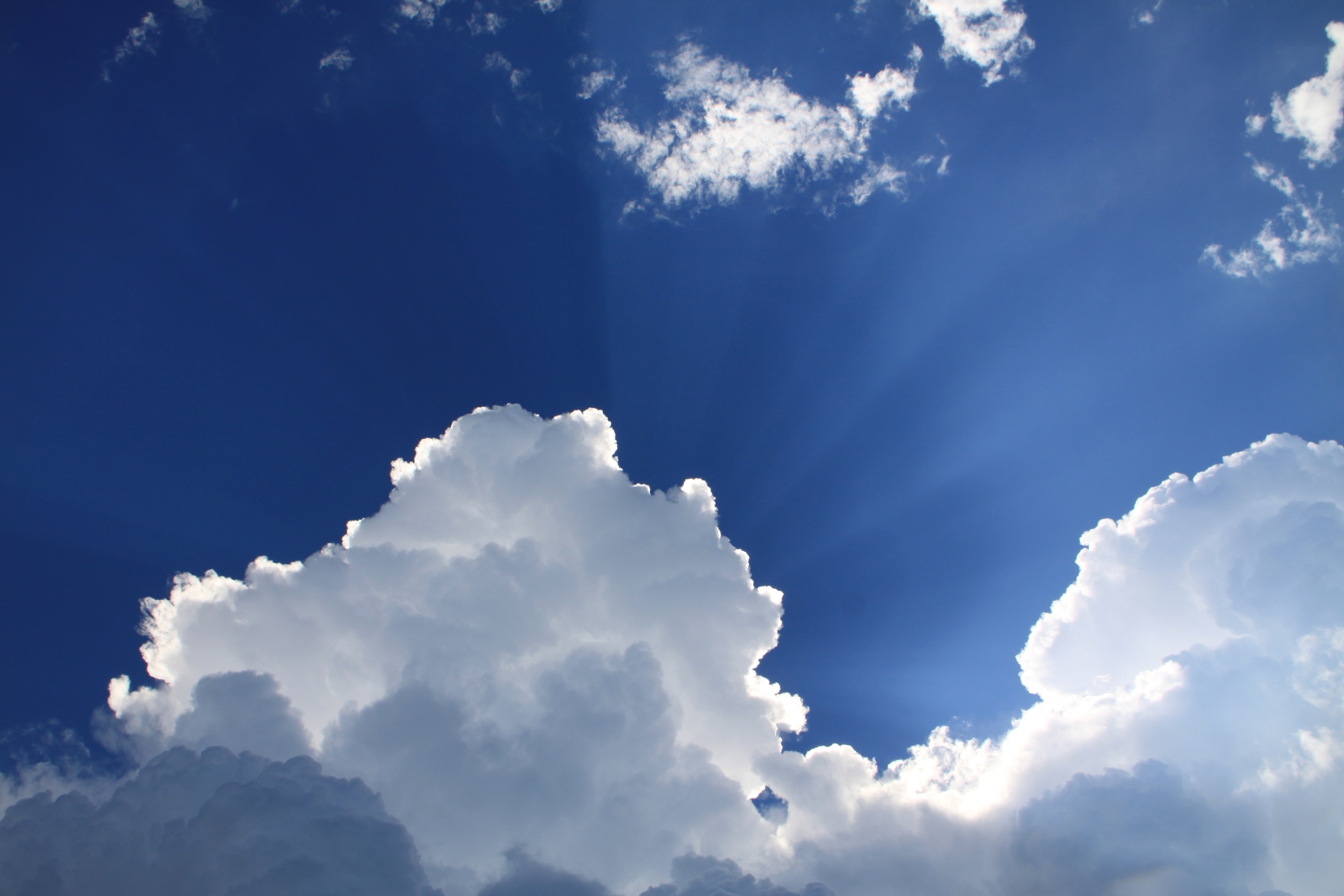 Free photo Blue sky with thick clouds