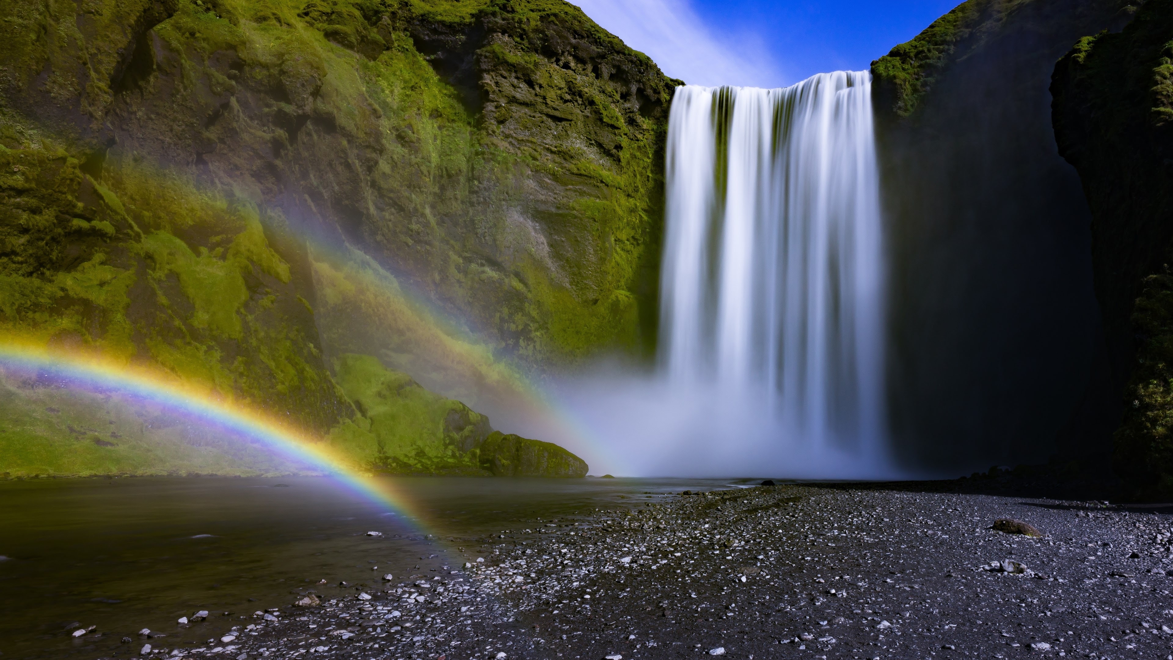 Free photo The beautiful Seljalandsfoss waterfall in Iceland with a rainbow