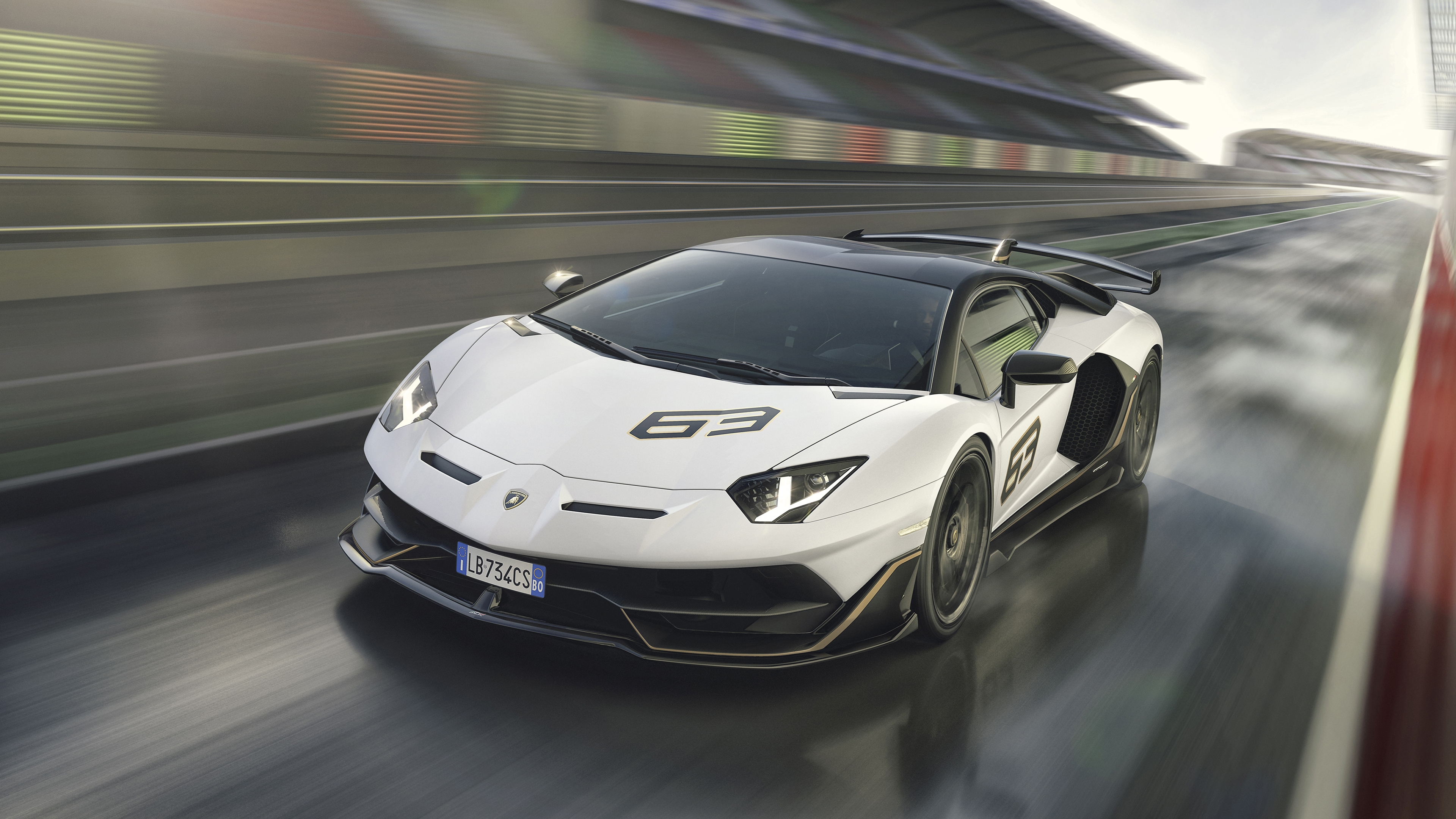 Wallpapers Lamborghini Aventador svj racing in move on the desktop