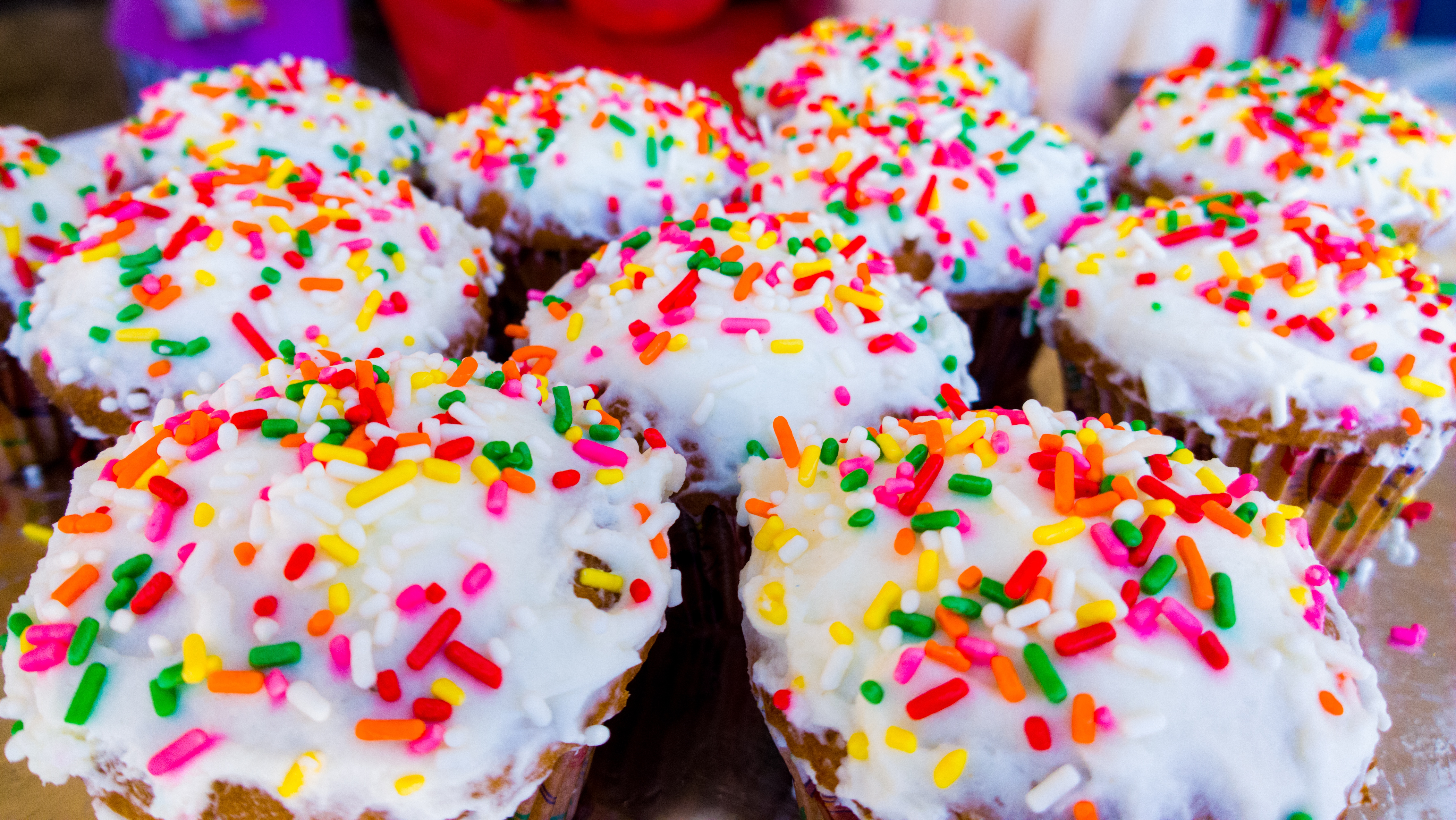 Free photo Delicious cupcakes in white frosting.