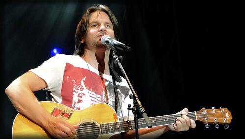 Бесплатное фото Рэй Уилсон выступает с акустической гитарой