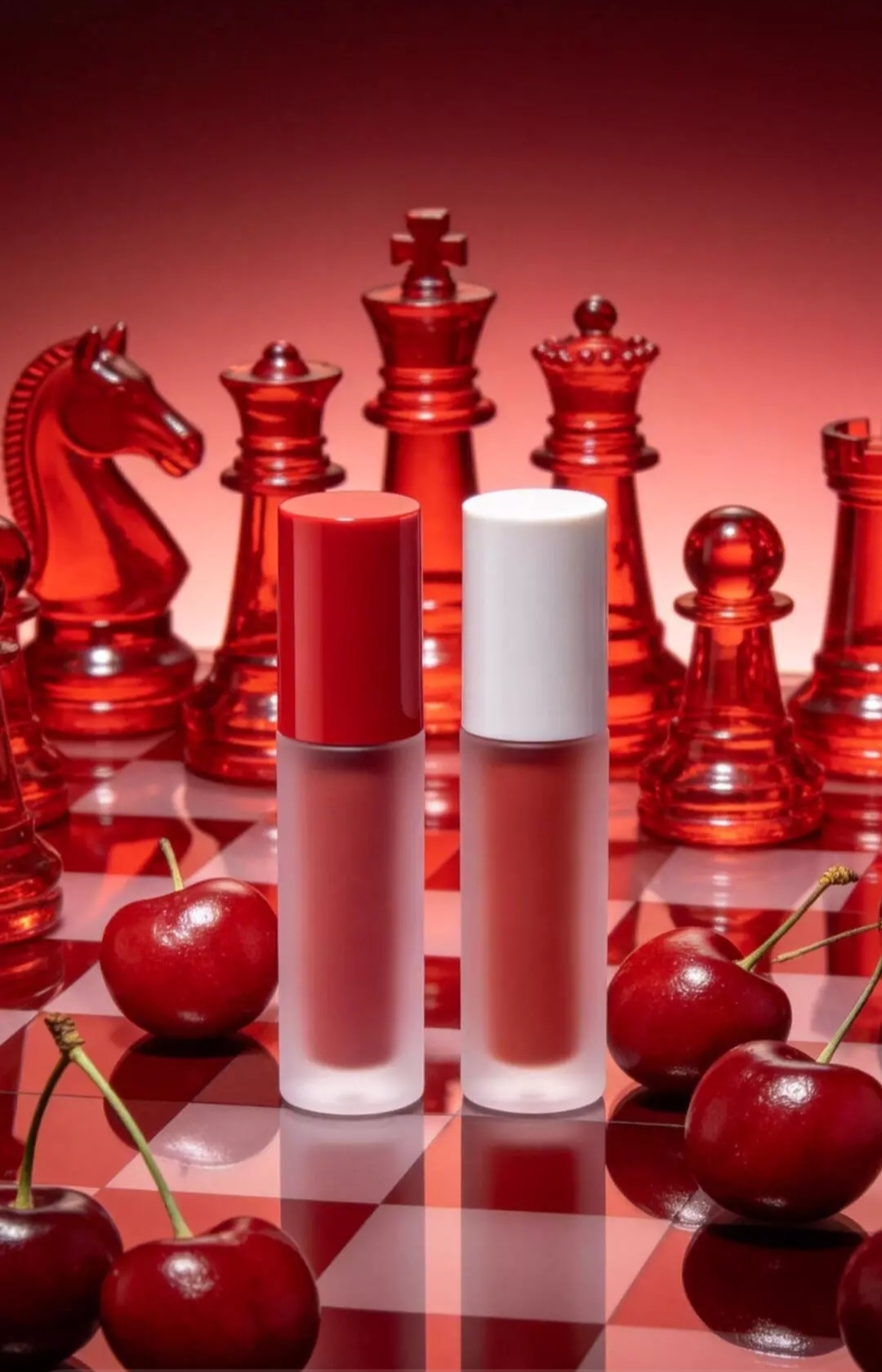 Бесплатное фото Два флакона косметического средства для губ, расположенные на фоне шахматной доски с красными фигурами.