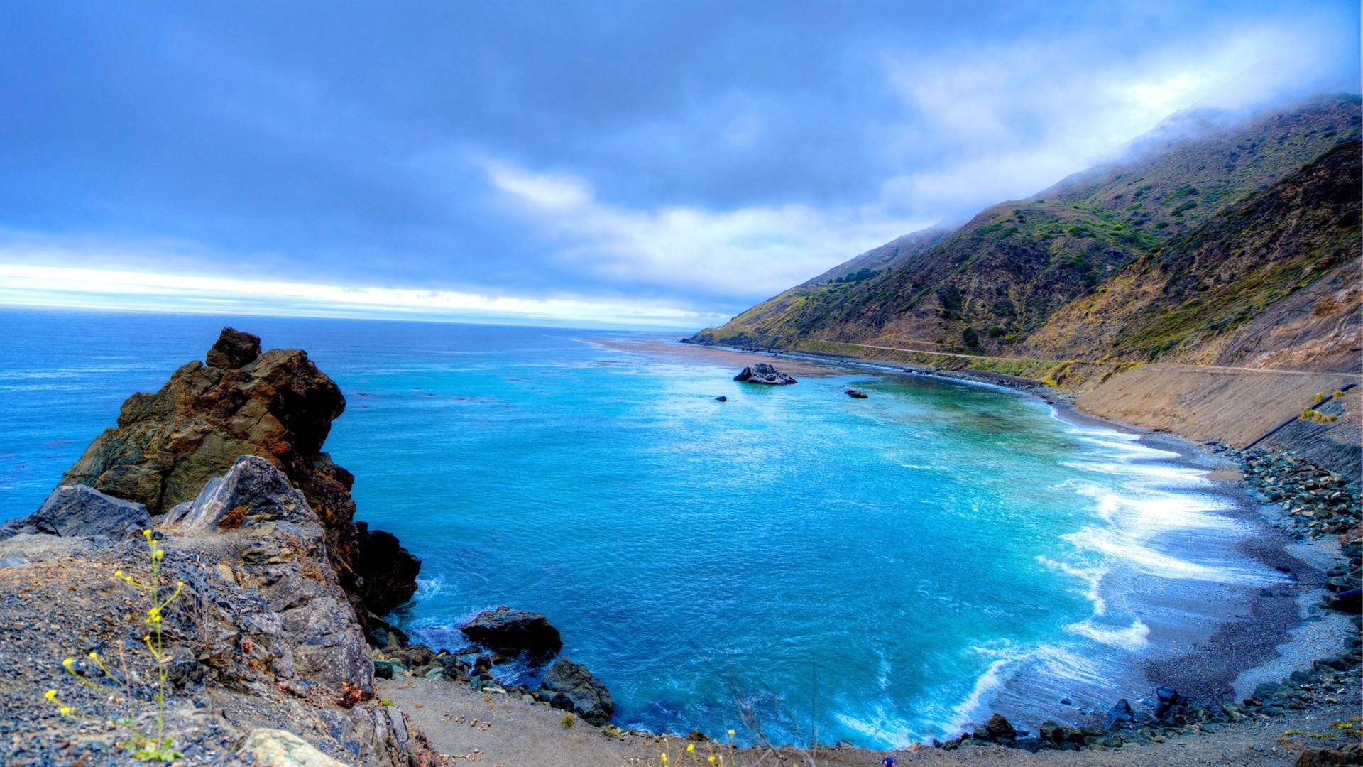 Free photo Beautiful seashore by a big mountain