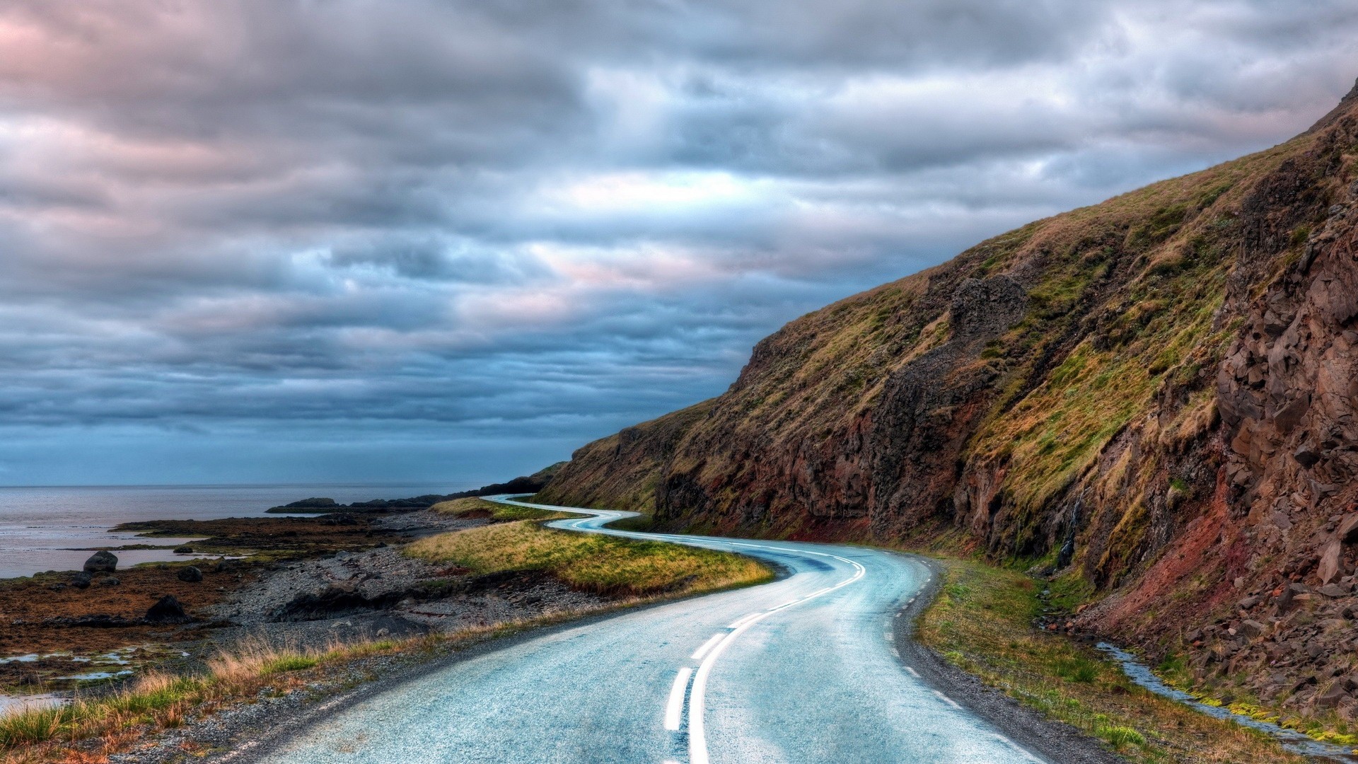 Free photo The road along the seashore