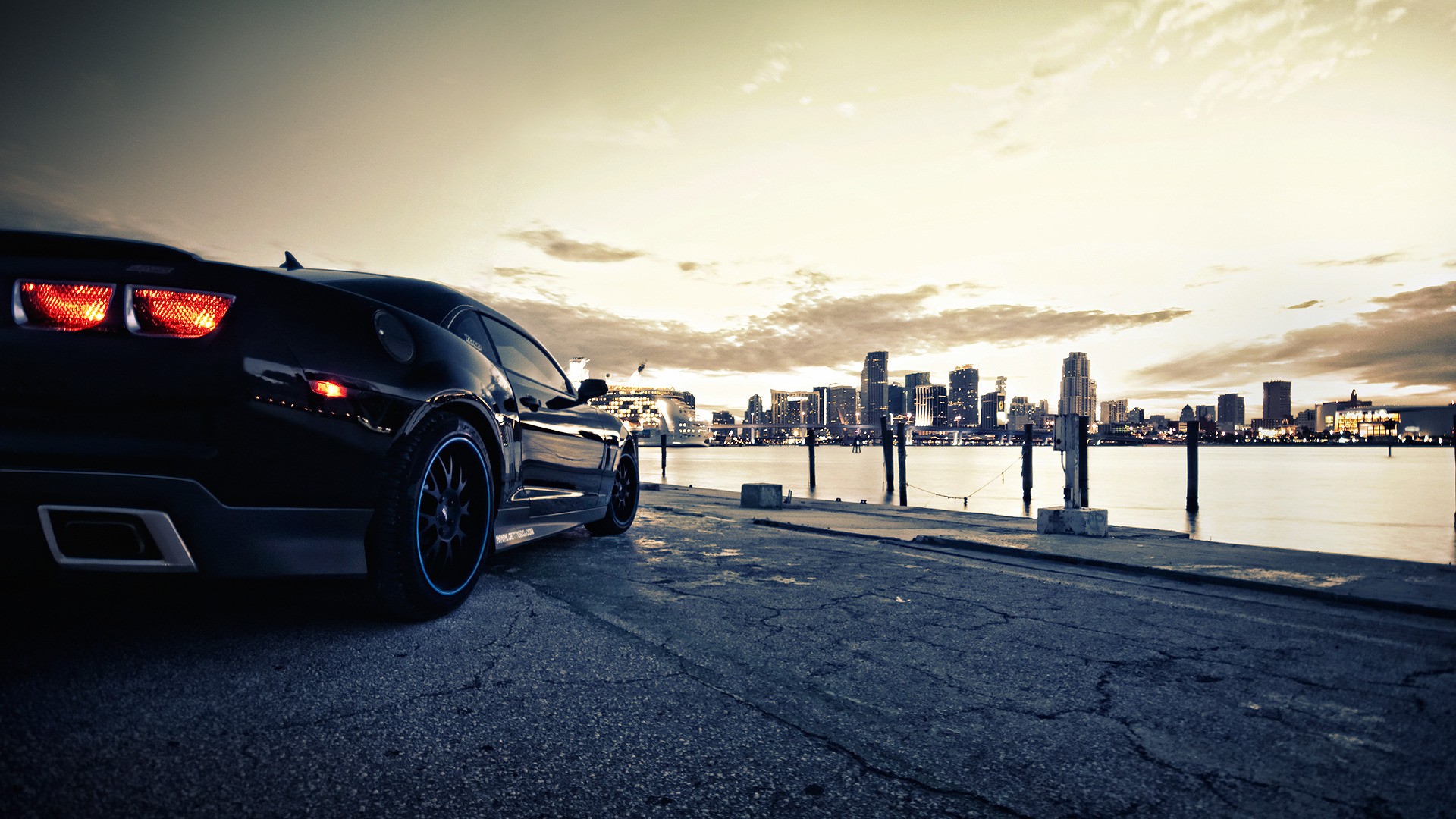 Free photo Chevrolet Camaro against the backdrop of the city by the river.