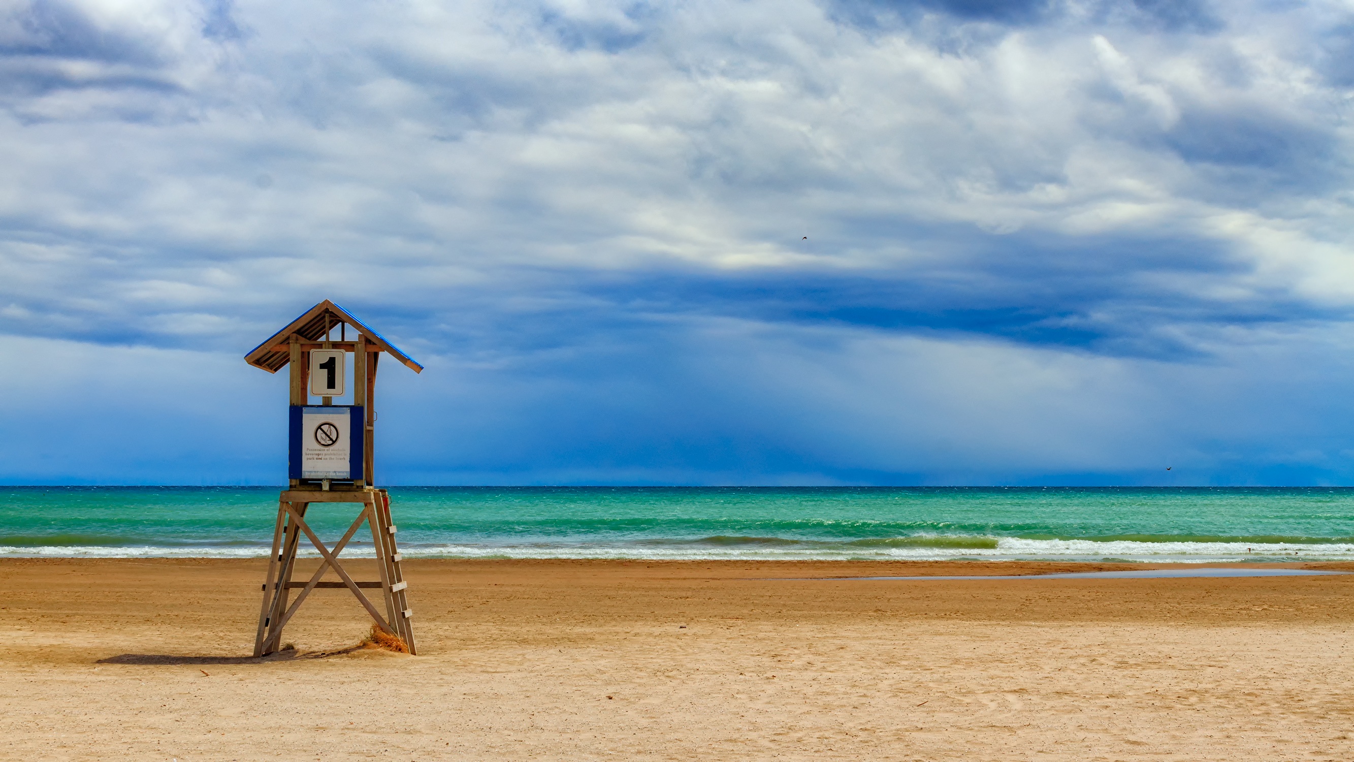 Free photo Observation tower on the sandy beach