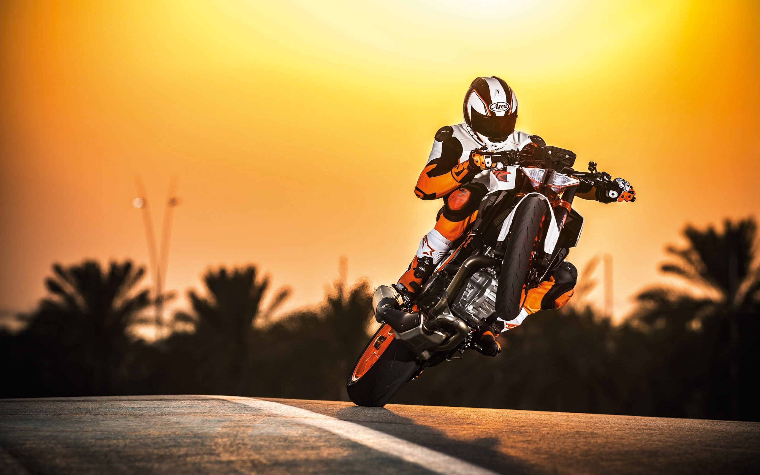 Free photo Biker rides the rear wheel on a ktm 1920 super duke r