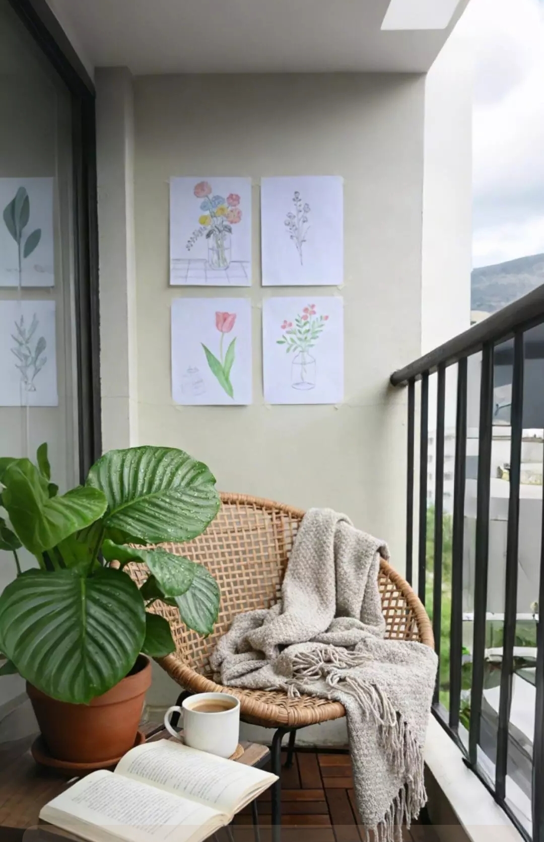 Free photo A cozy corner for relaxing on the balcony