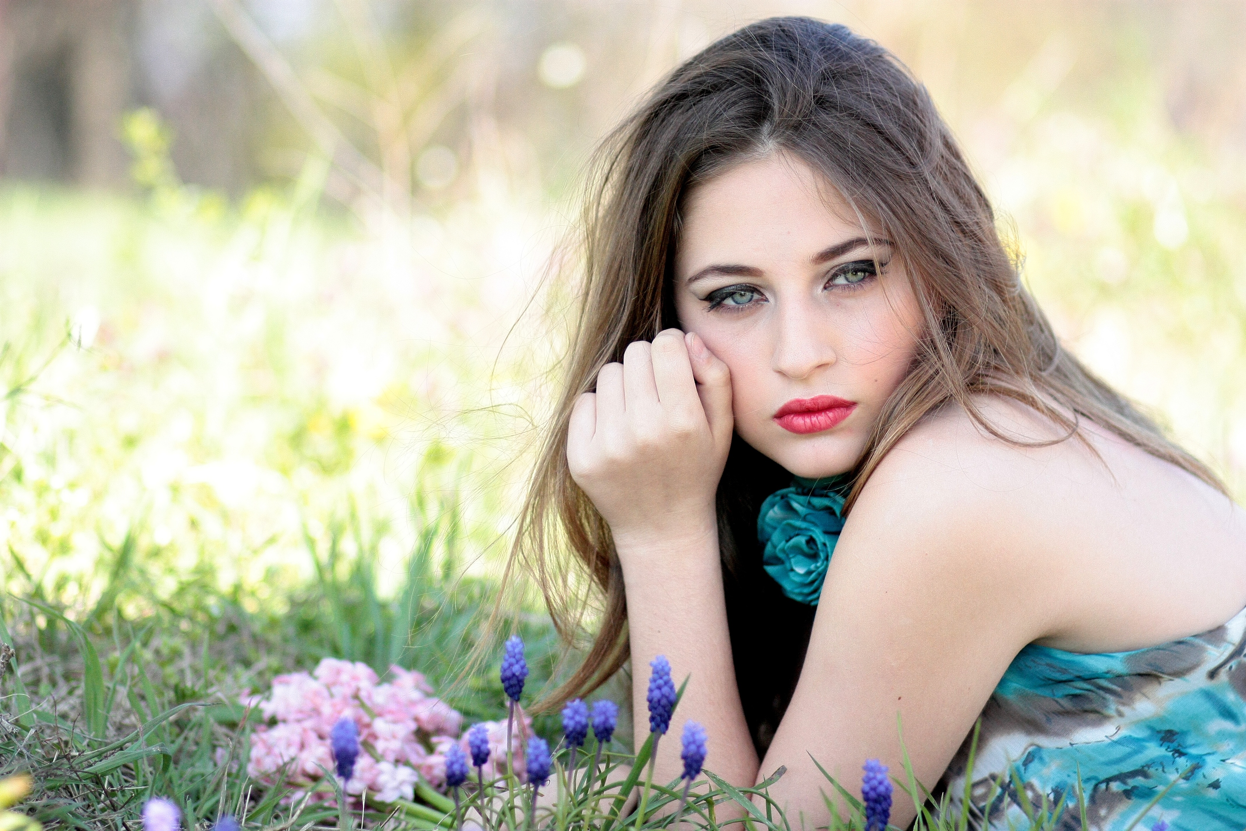 Free photo Beautiful girl lying on the lawn