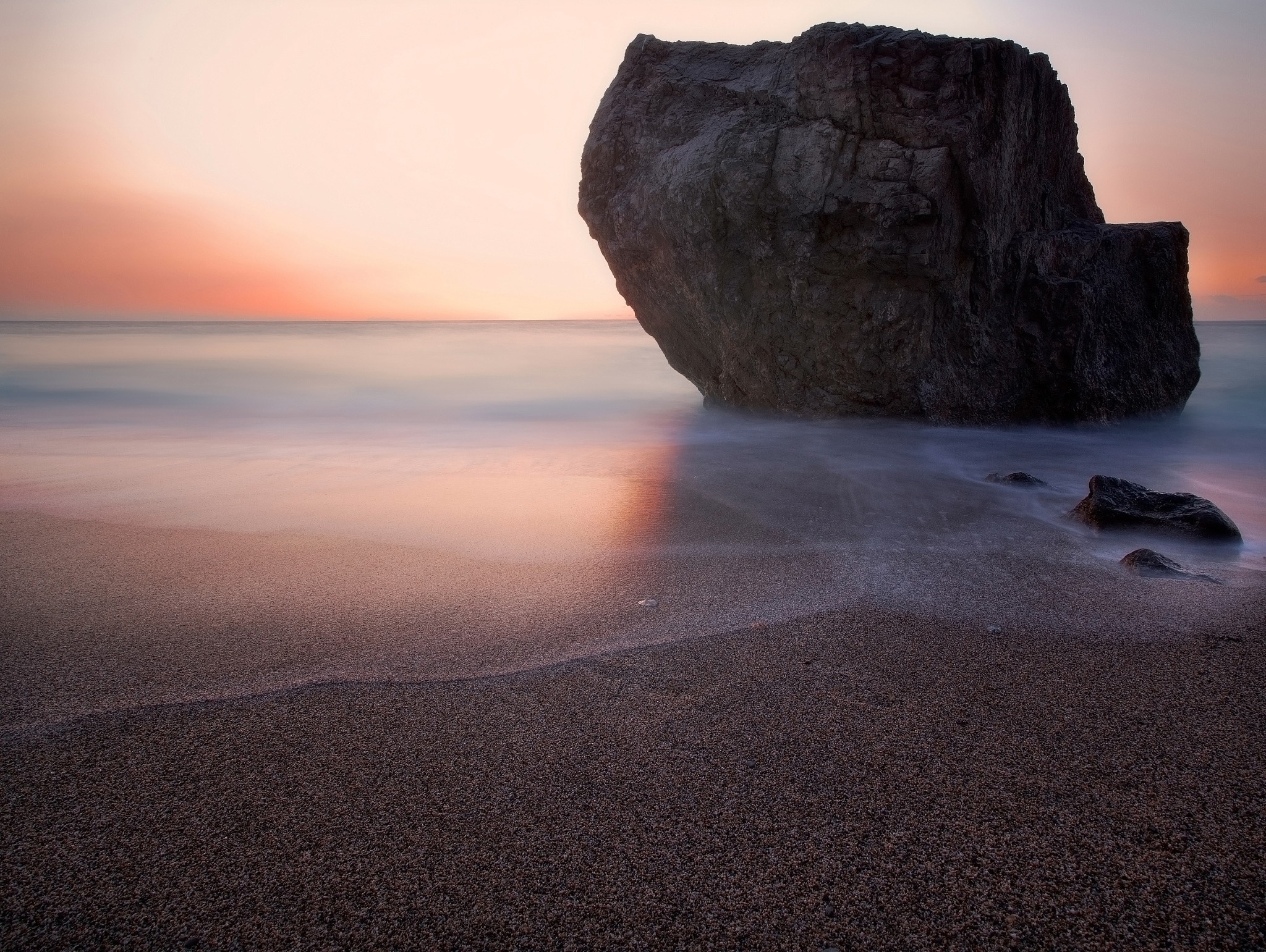 海边的一块大石头