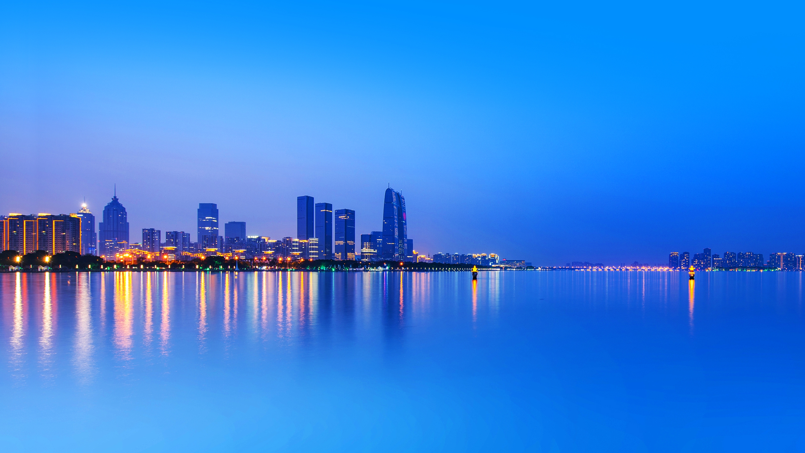 Обои обои сумерки небоскребы отражение на рабочий стол