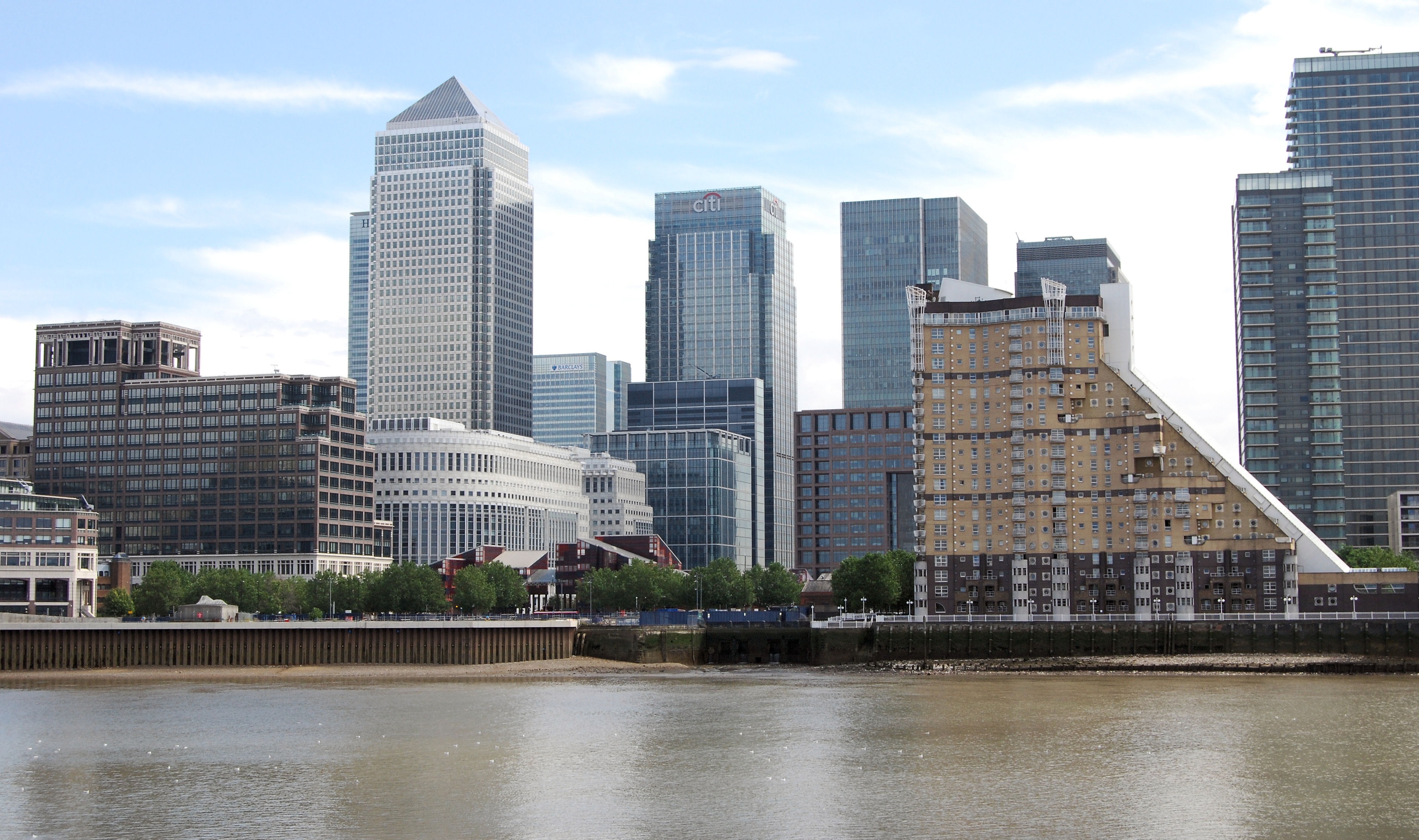 Free photo Architecture in London with skyscrapers on the coast