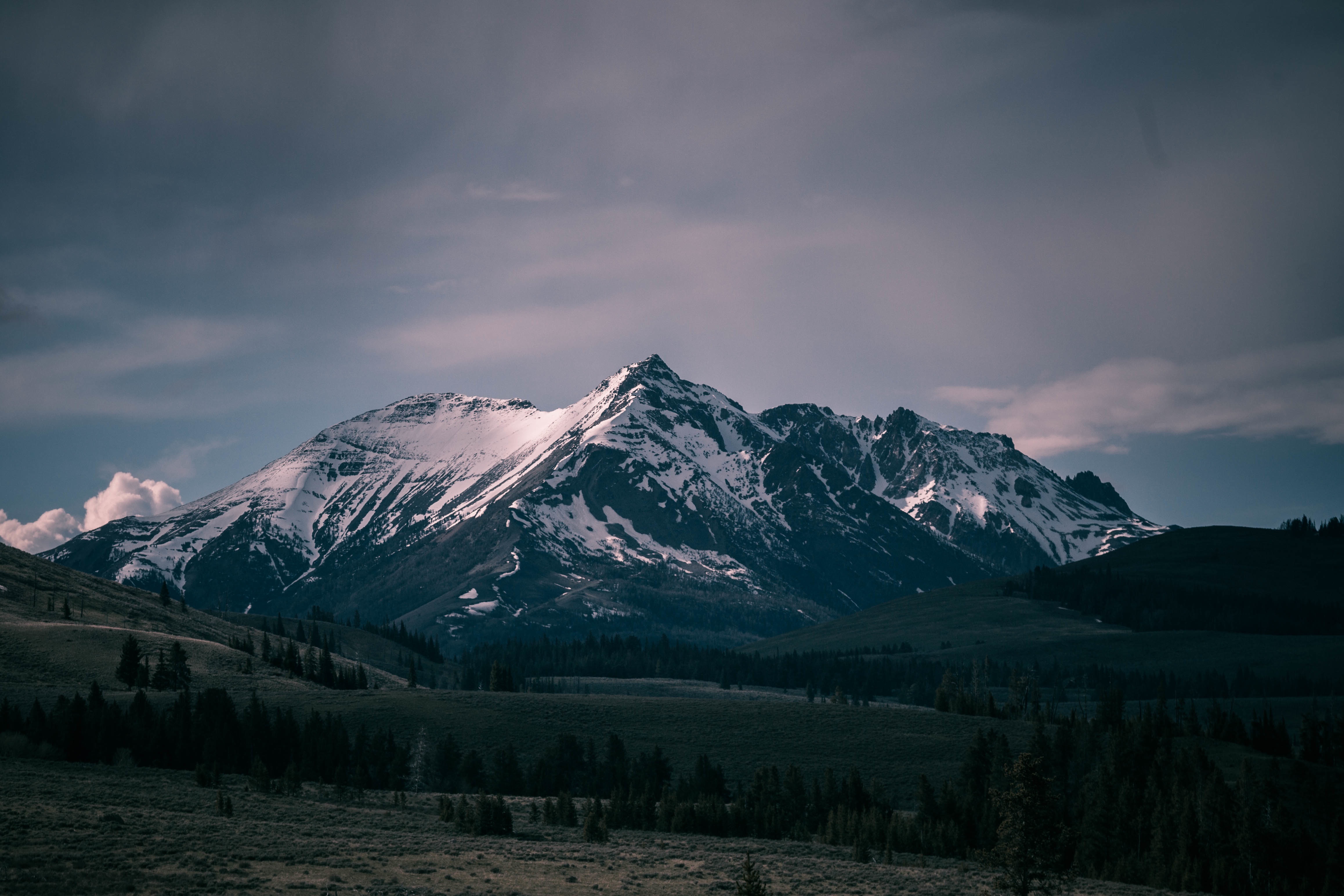 Free photo Big mountain in the valley