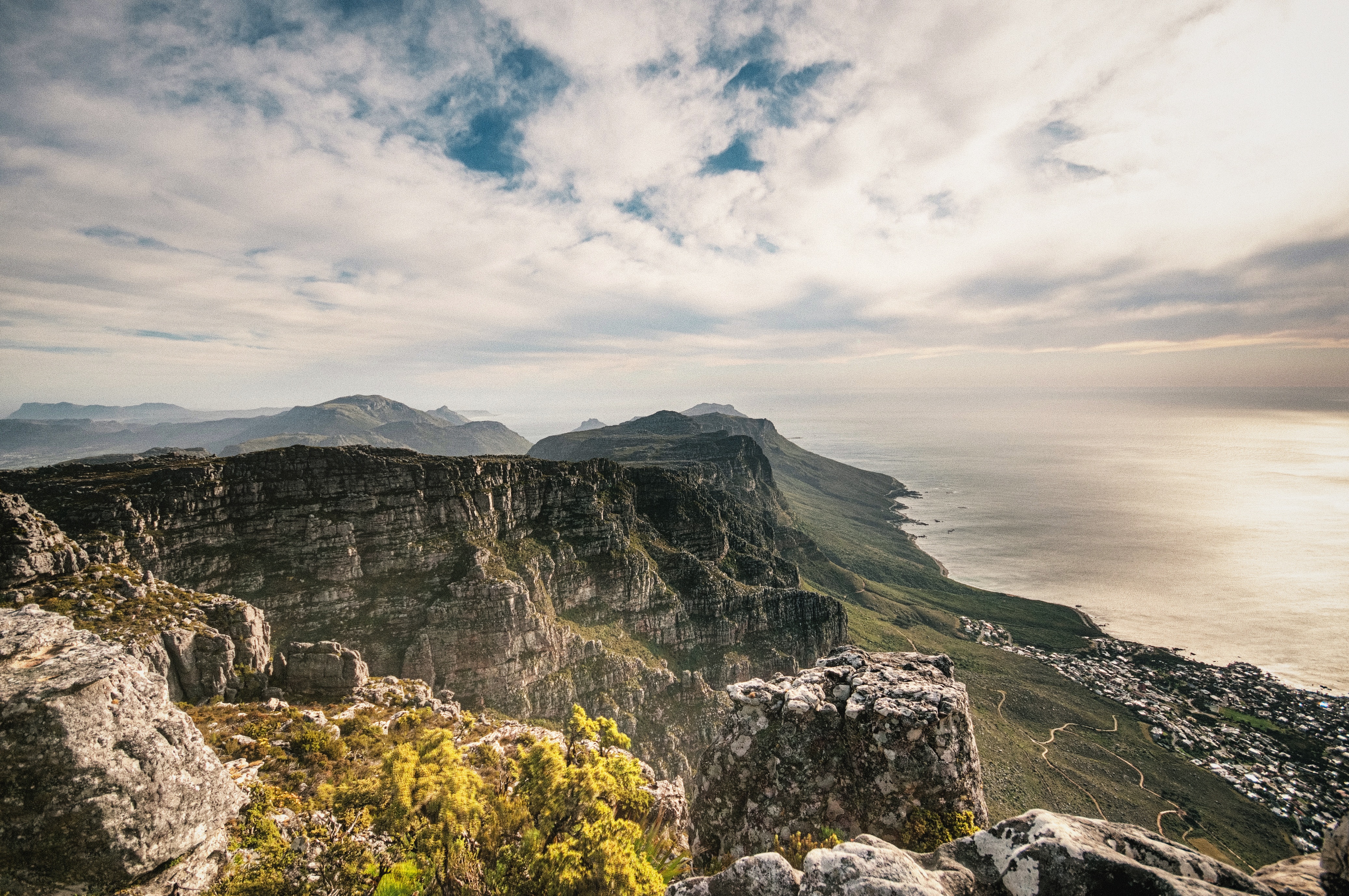 Free photo A mountain range by the sea coast