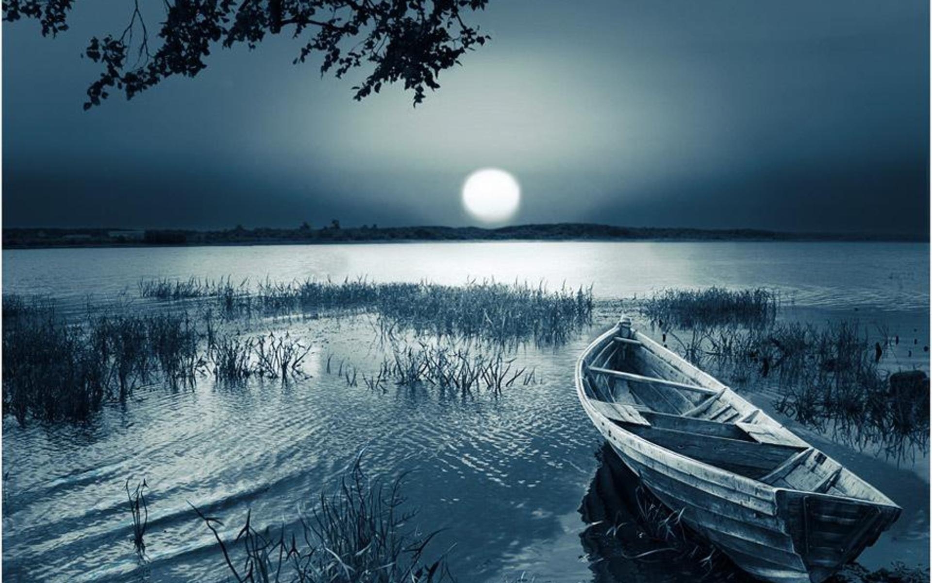 一幅黑暗中湖面上孤舟的画面。