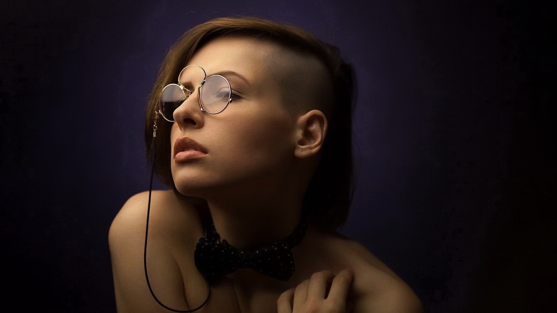 Free photo Angelina Peshkova wearing round glasses for vision