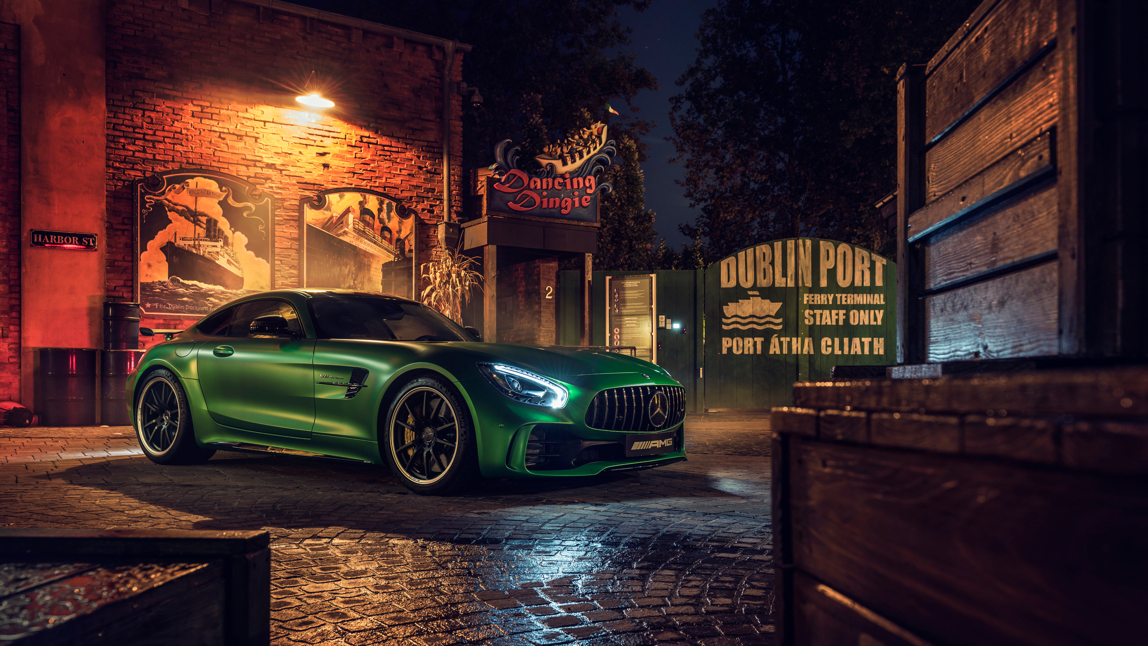 Бесплатное фото Mercedes AMG GTR 2018 года зеленого цвета