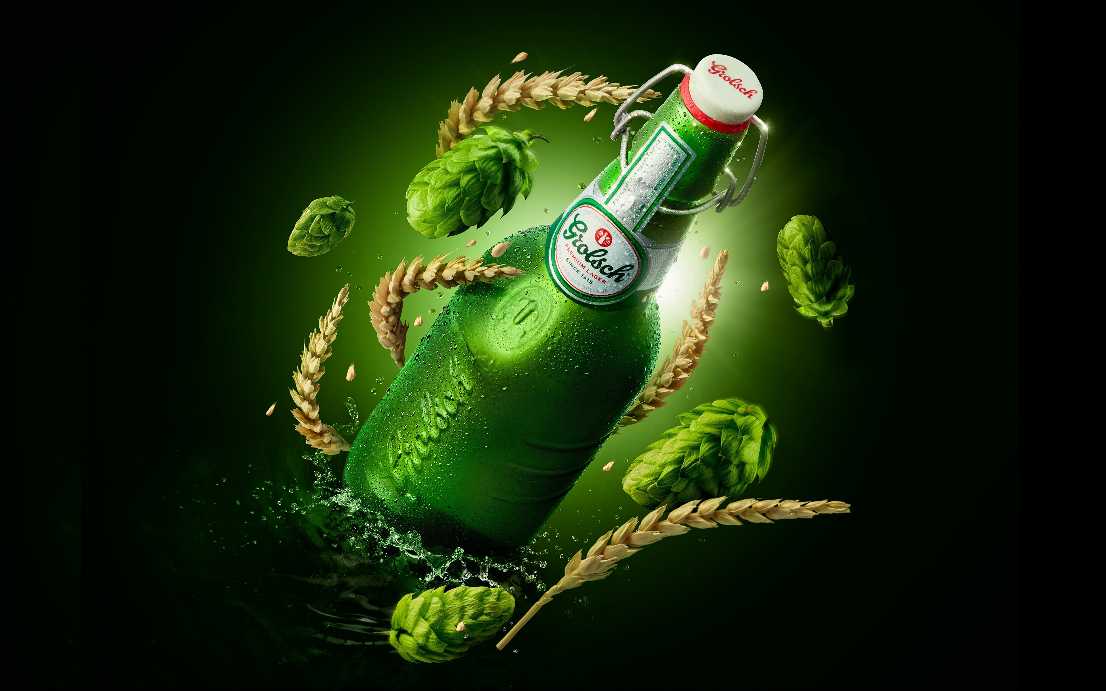 一个绿色的啤酒瓶