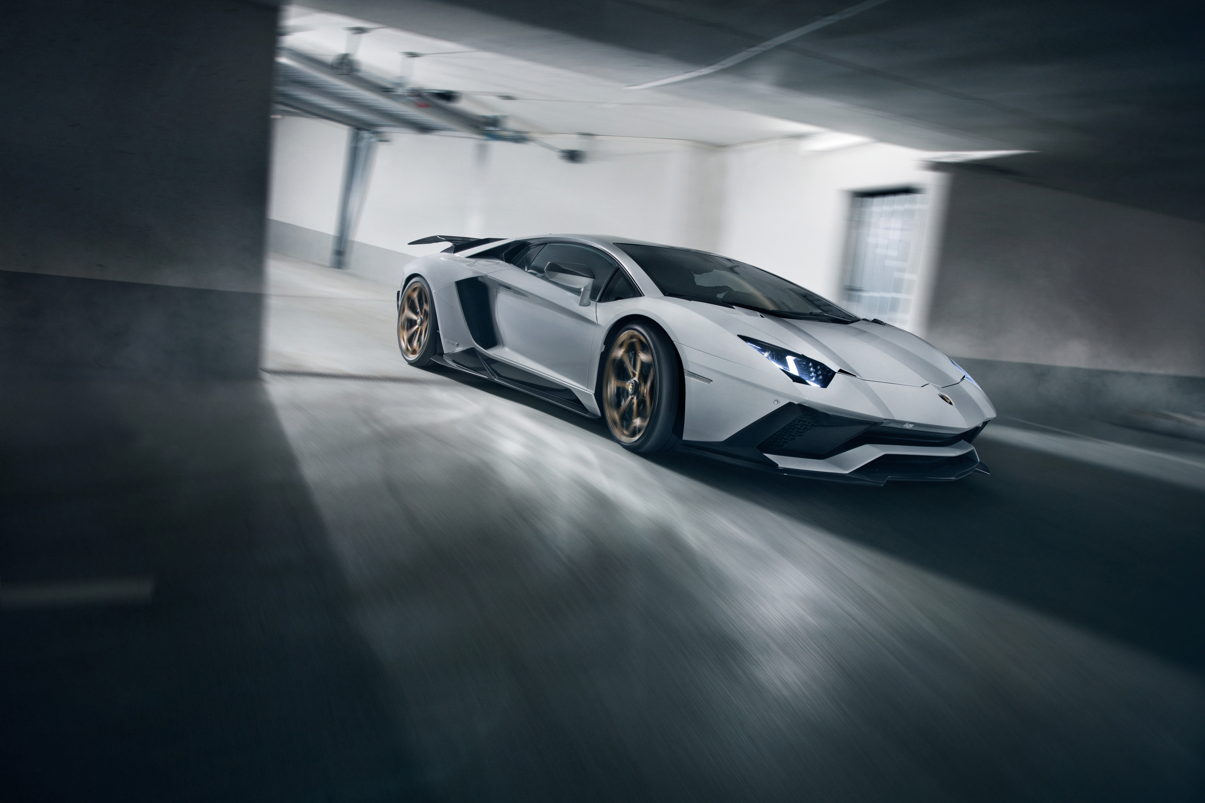 Бесплатное фото Белая Lamborghini Aventador S 2018 года в движении