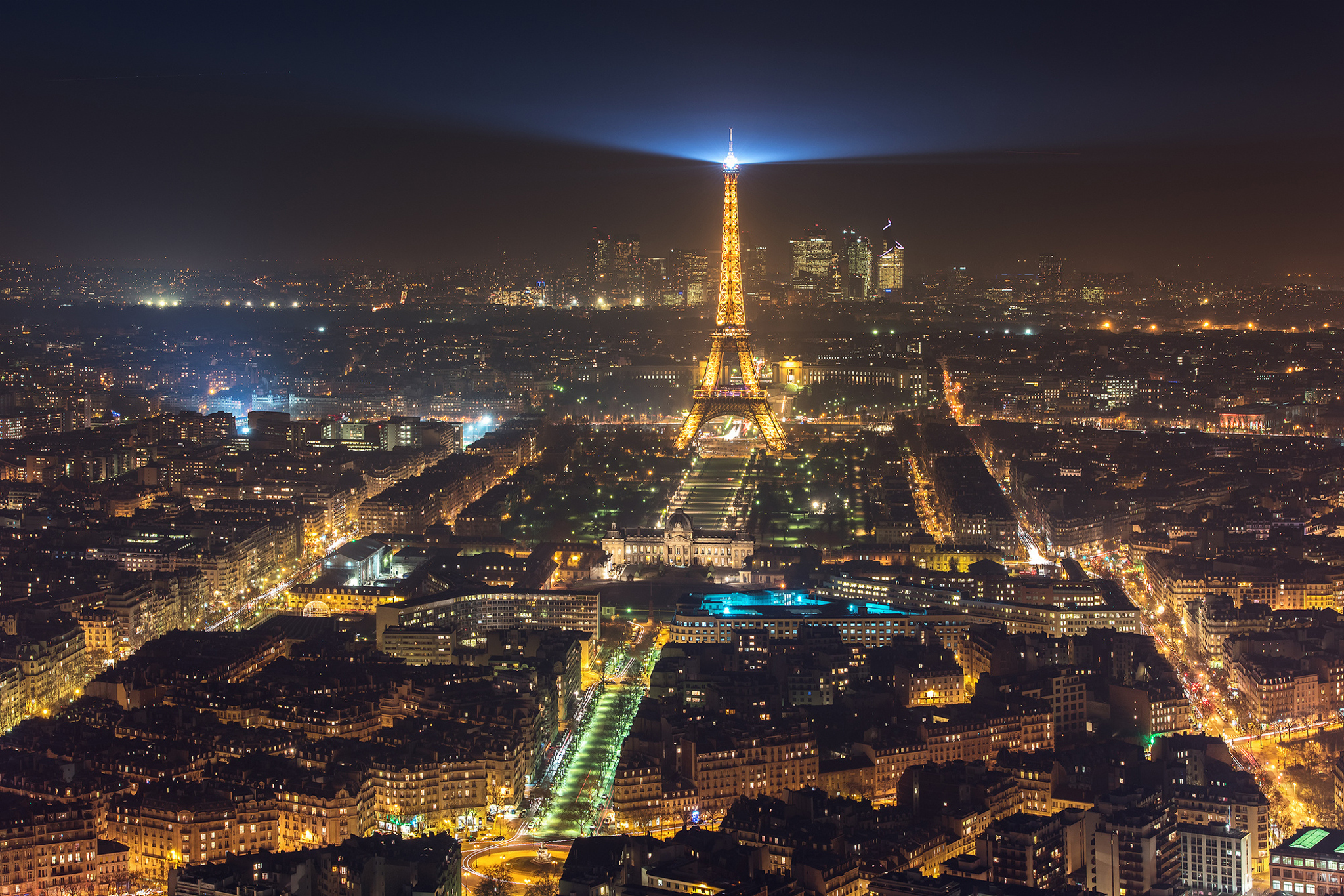 Free photo Eiffel Tower at night time