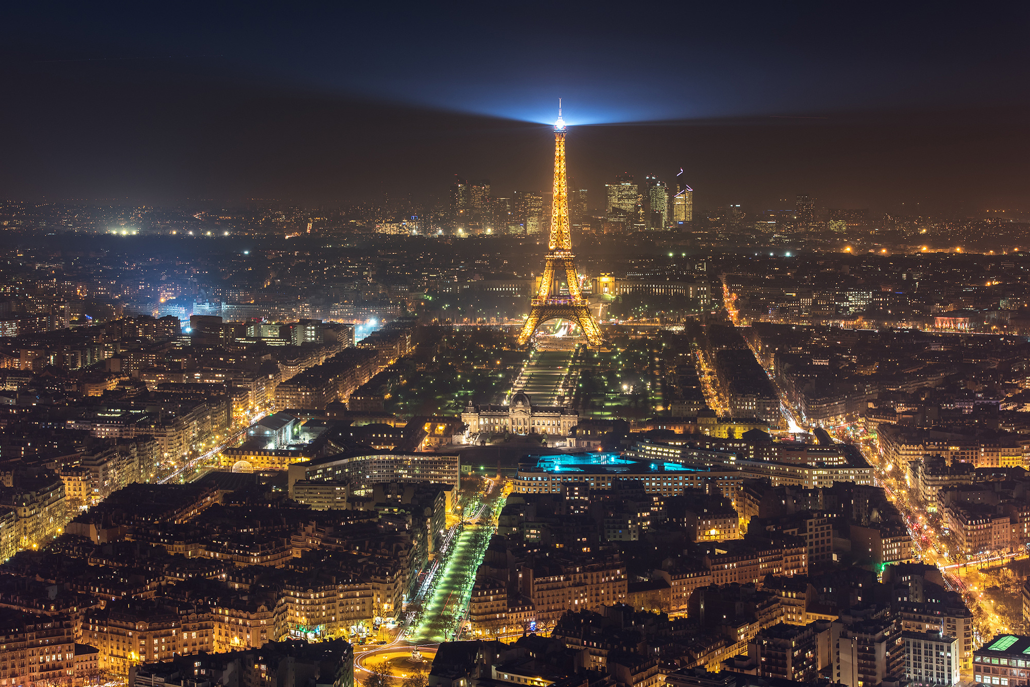 Free photo The Eiffel Tower at night