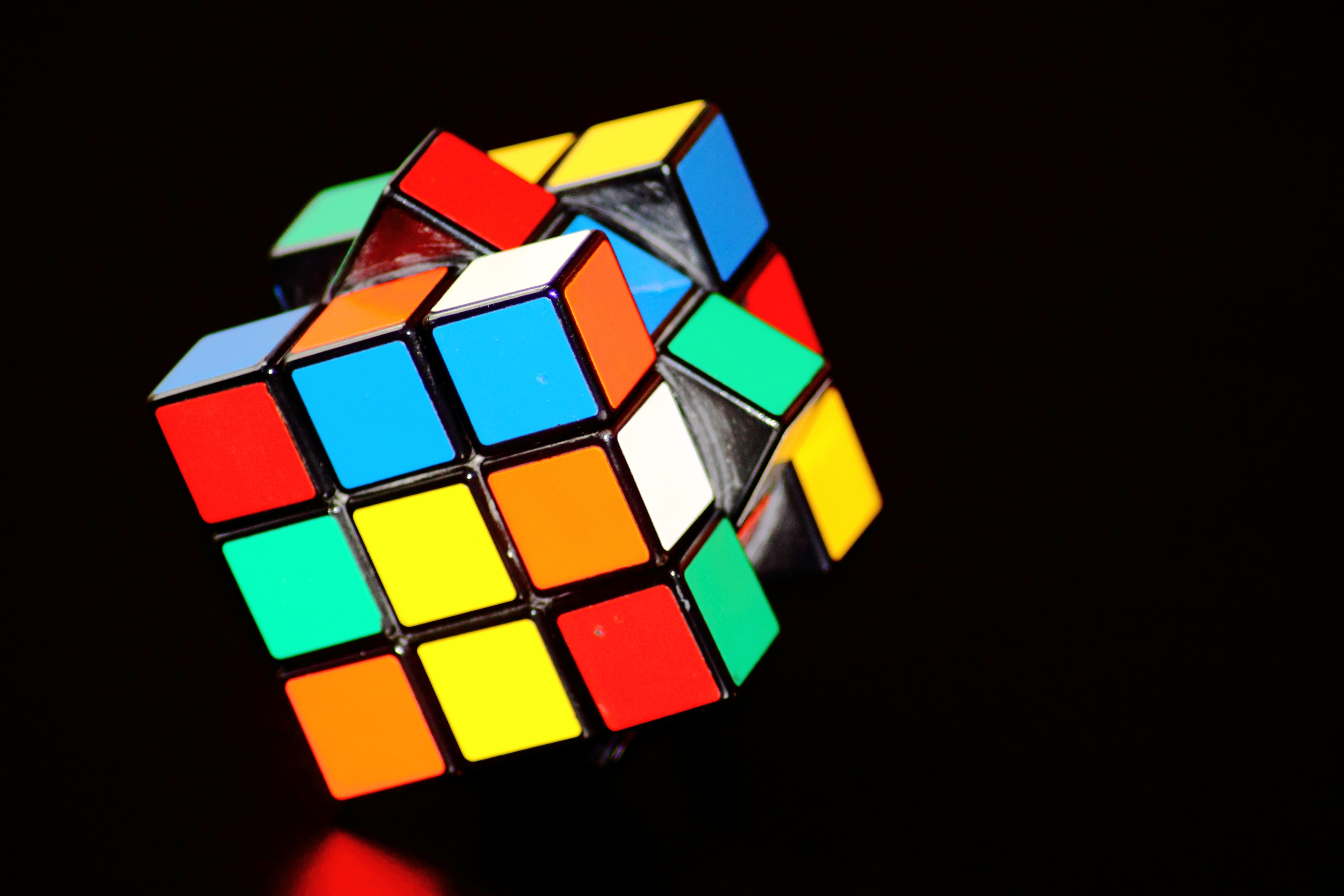 Бесплатное фото Кубик Рубика на черном фоне