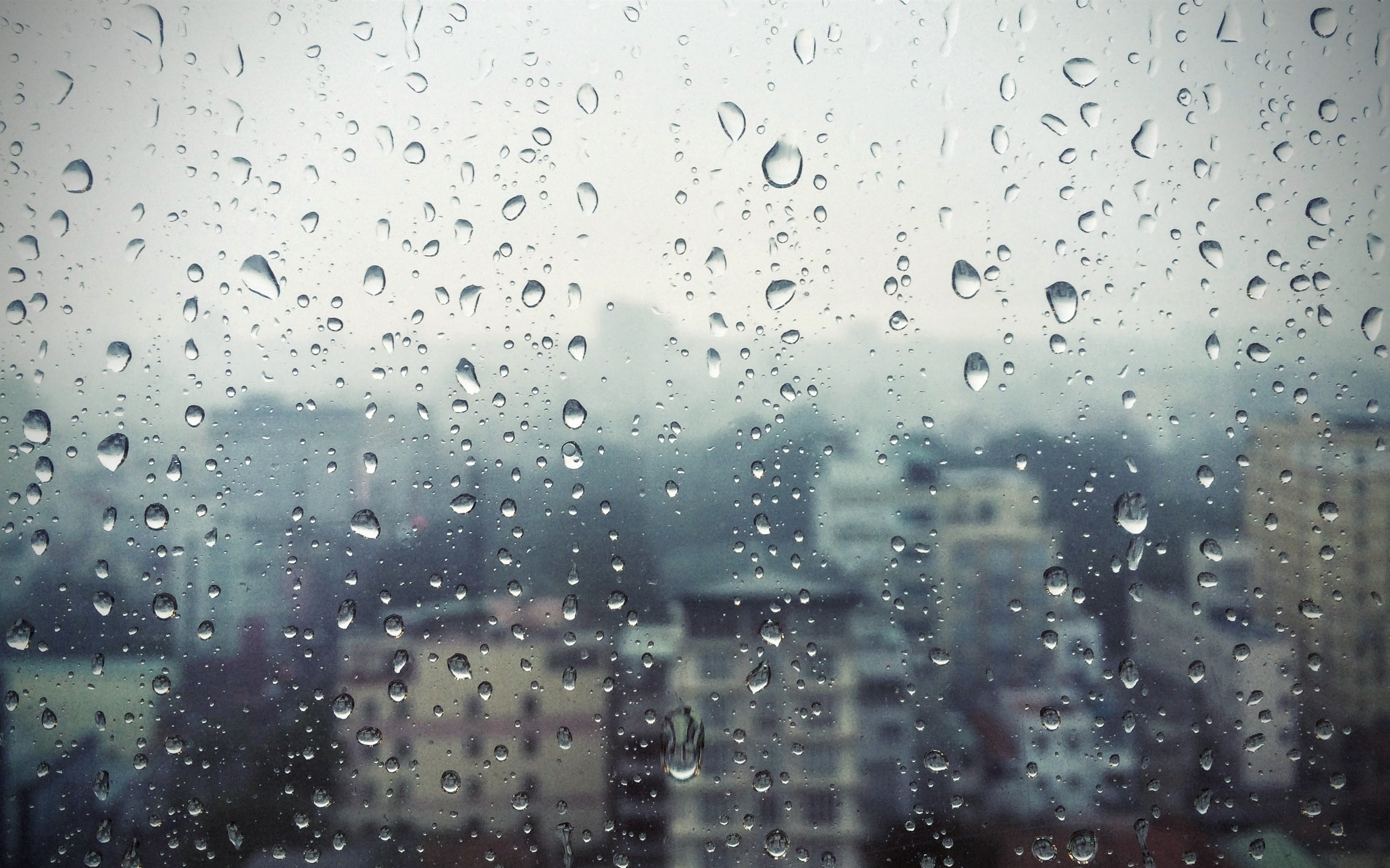 雨后窗玻璃上的水珠