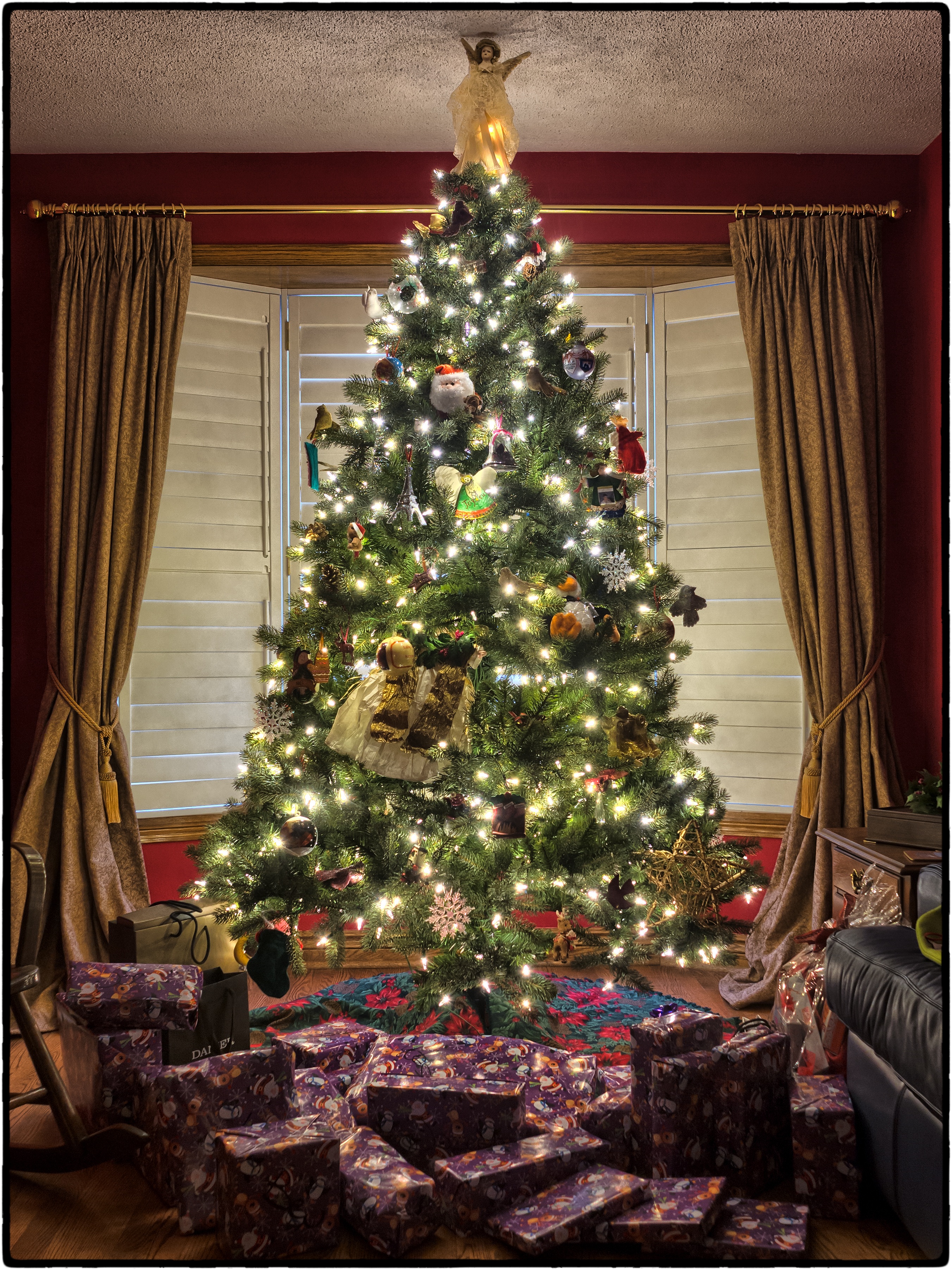 一棵闪闪发光的圣诞树，上面挂满了礼物