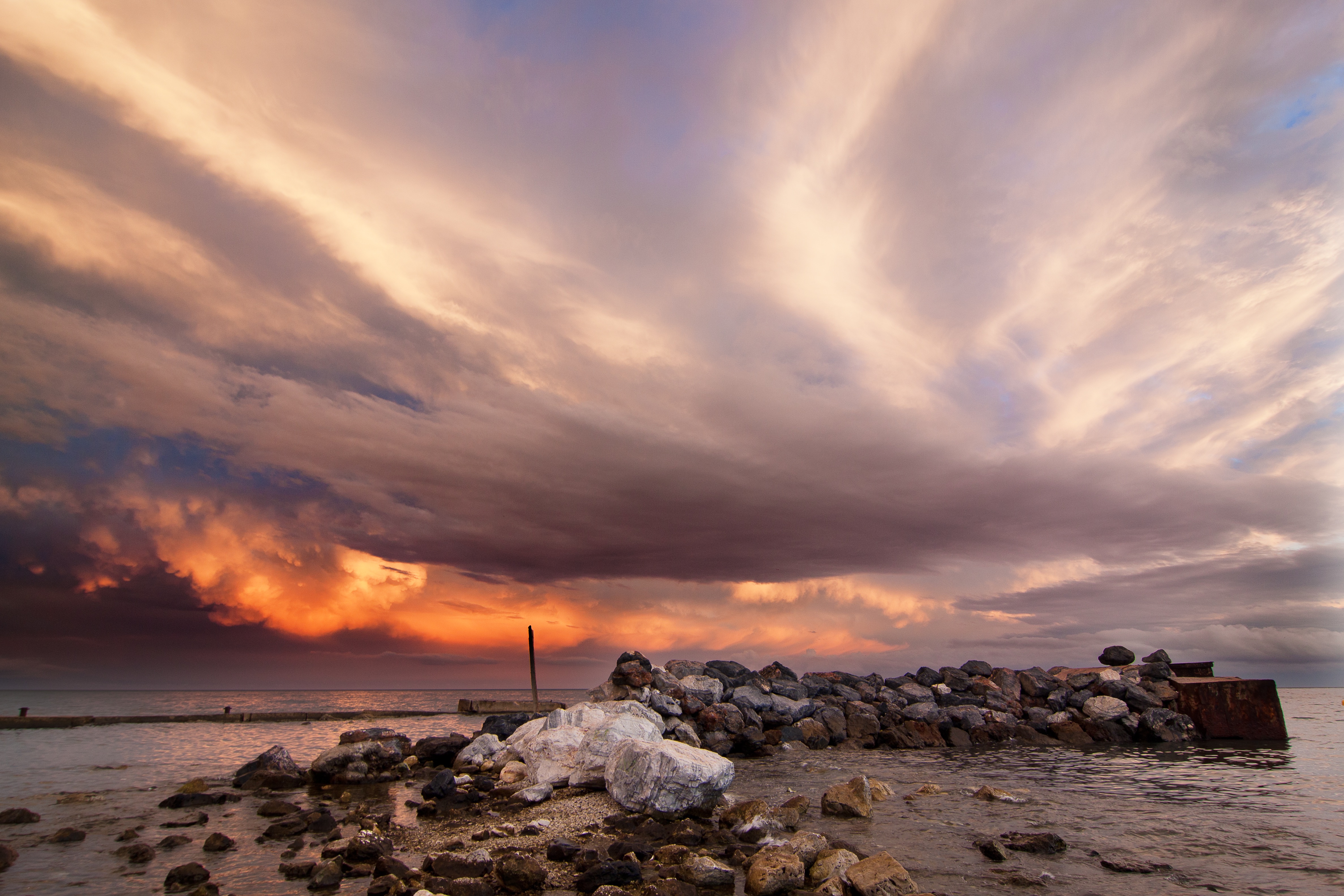 Free photo A stony causeway near the seashore on a dusky evening