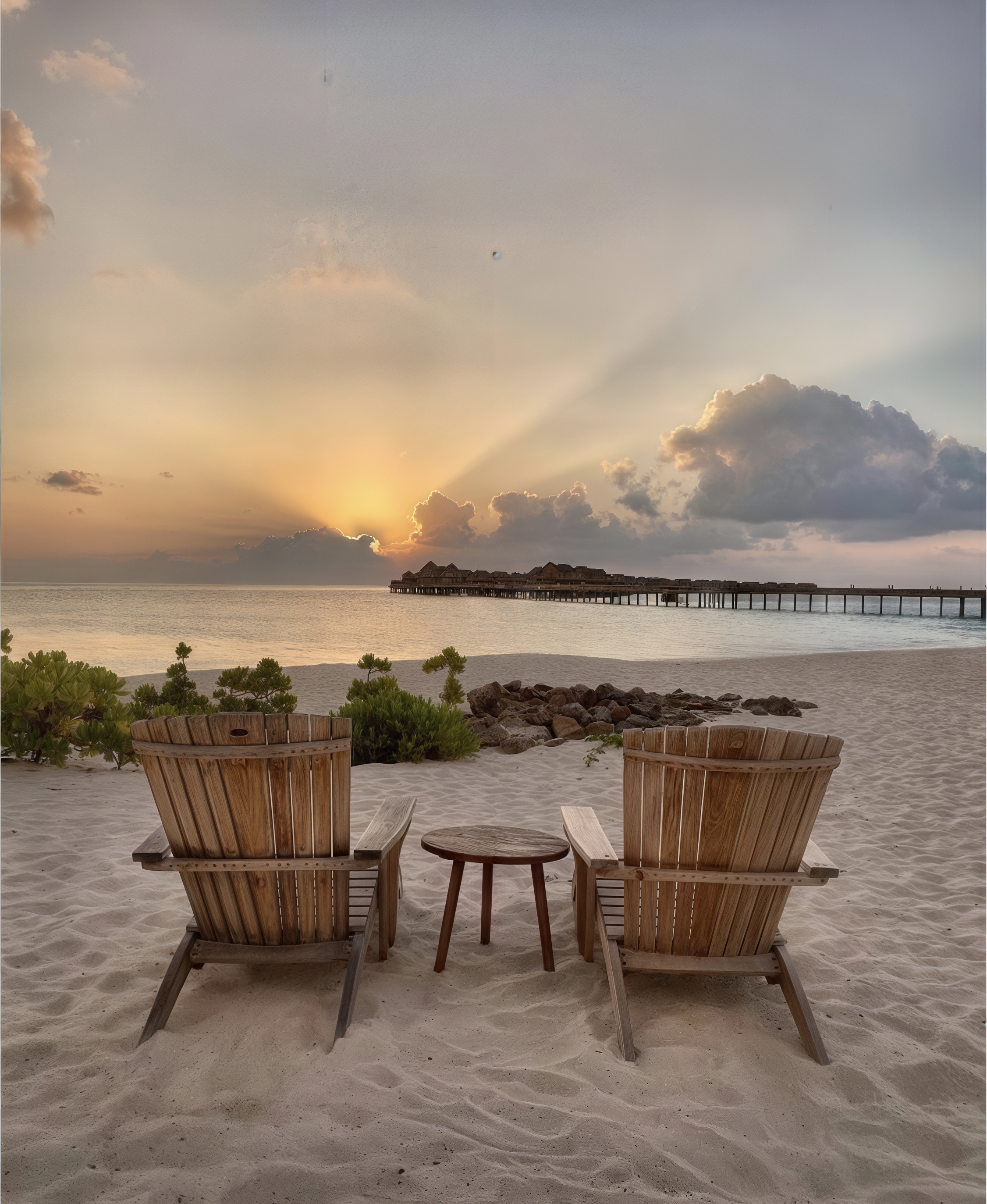 Бесплатное фото Два деревянных шезлонга на пляже у моря на фоне заката.