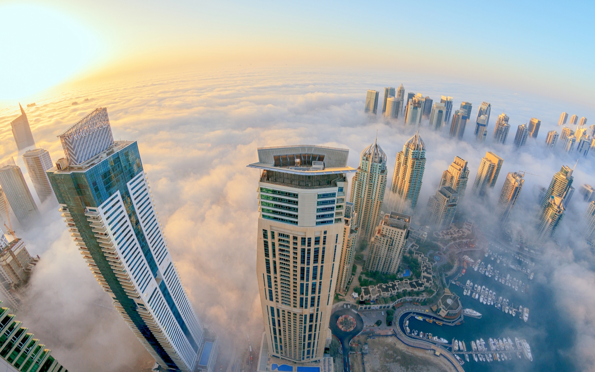 免费照片云层中的城市摩天大楼俯瞰图