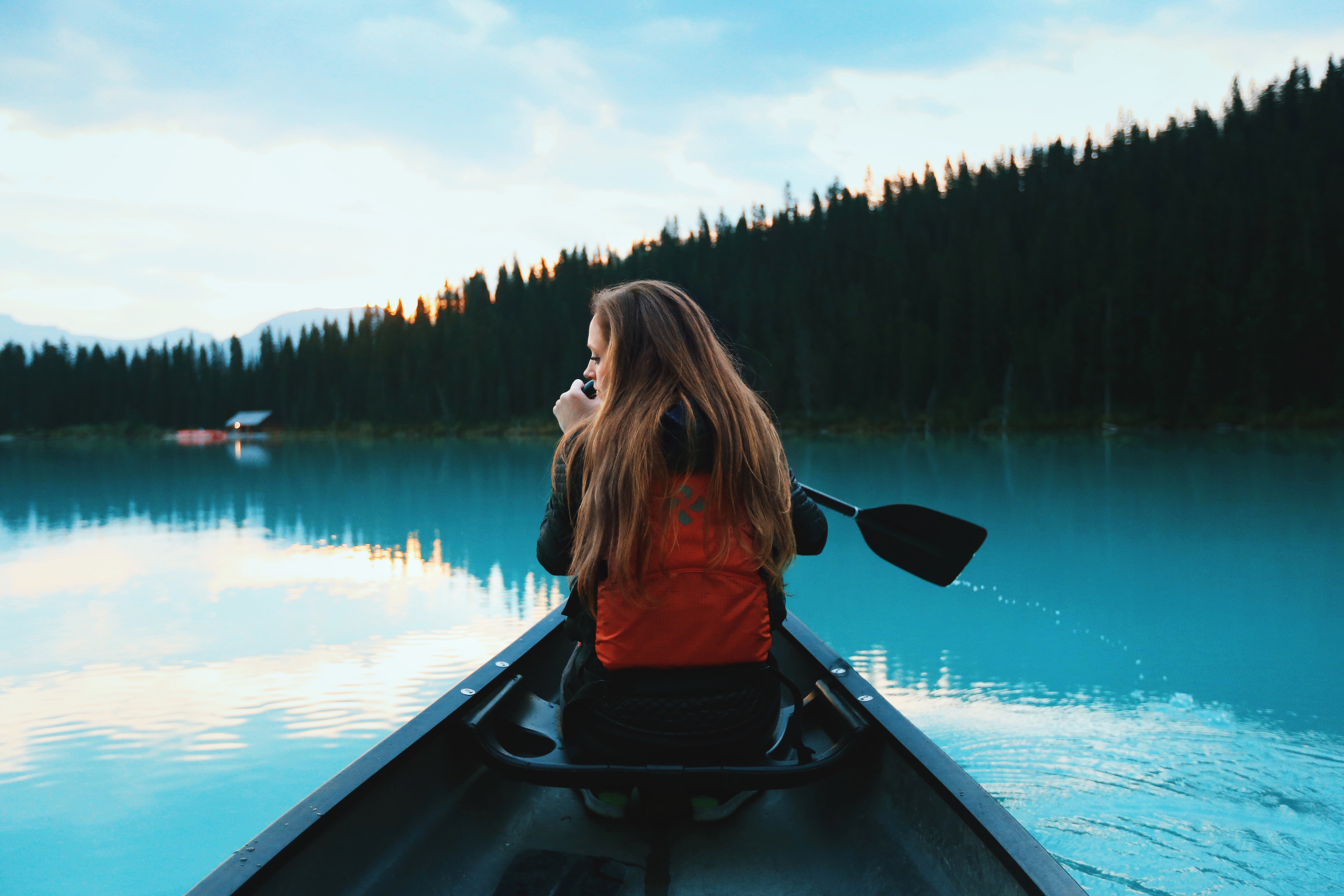 Free photo A girl floating in a canoe on the lake.