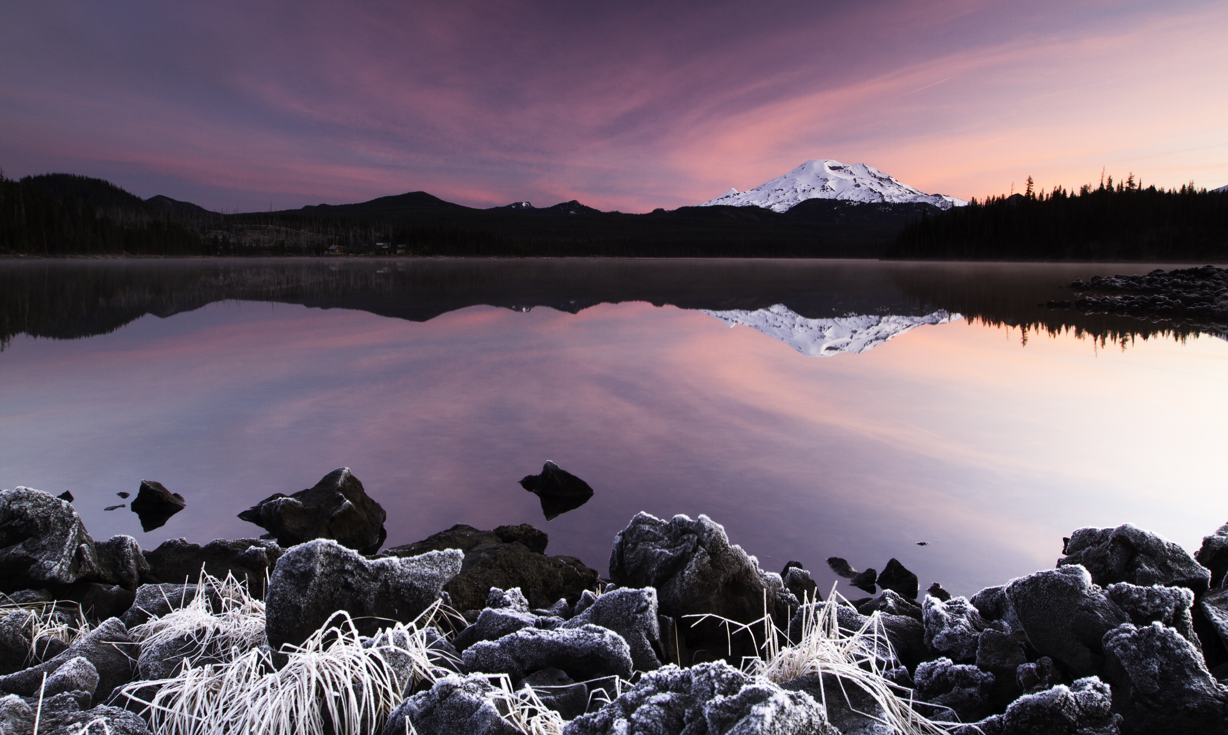 Free photo Beautiful lake in the mountains during sunset