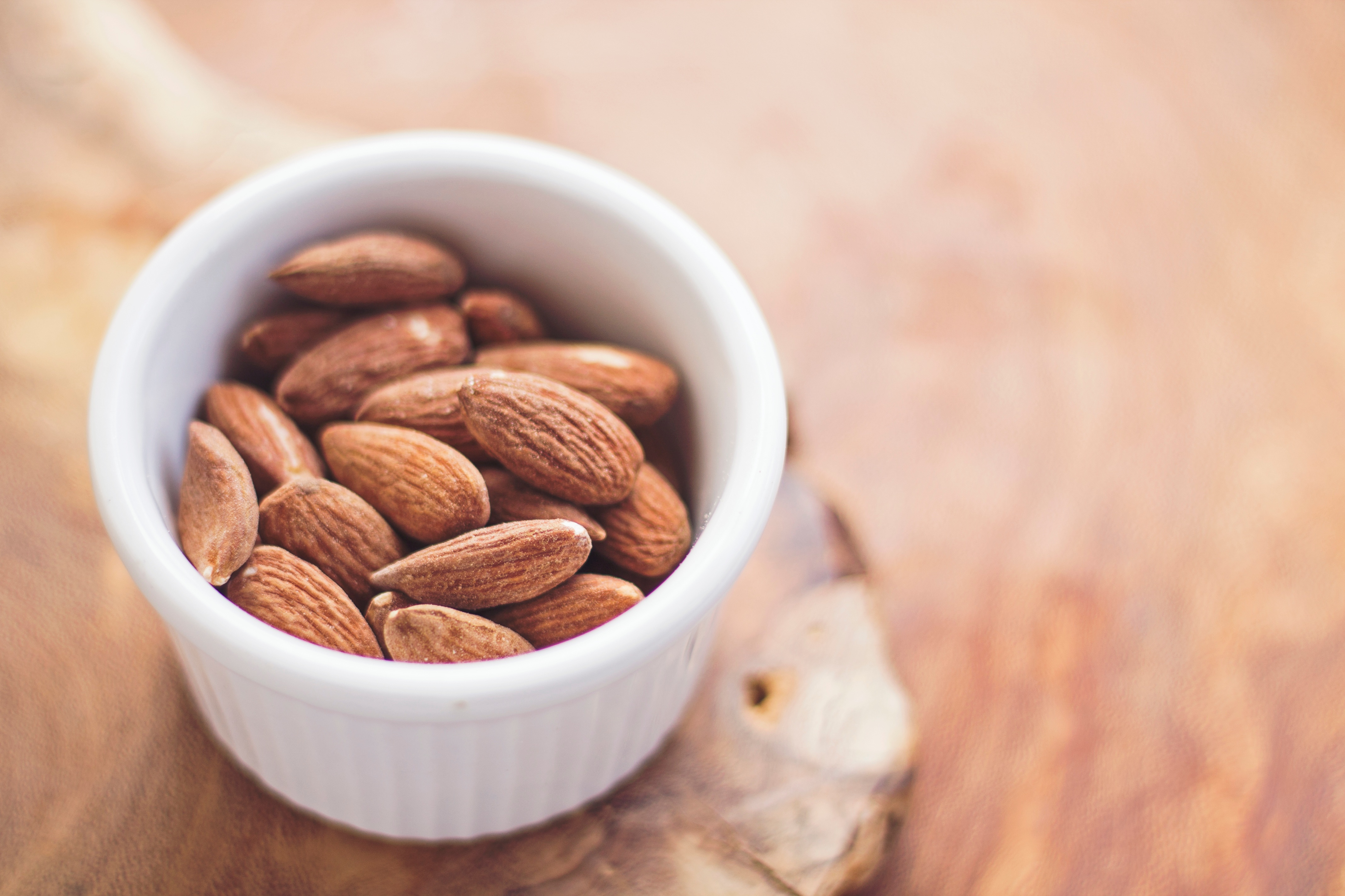 Free photo A bowl of mendal nuts