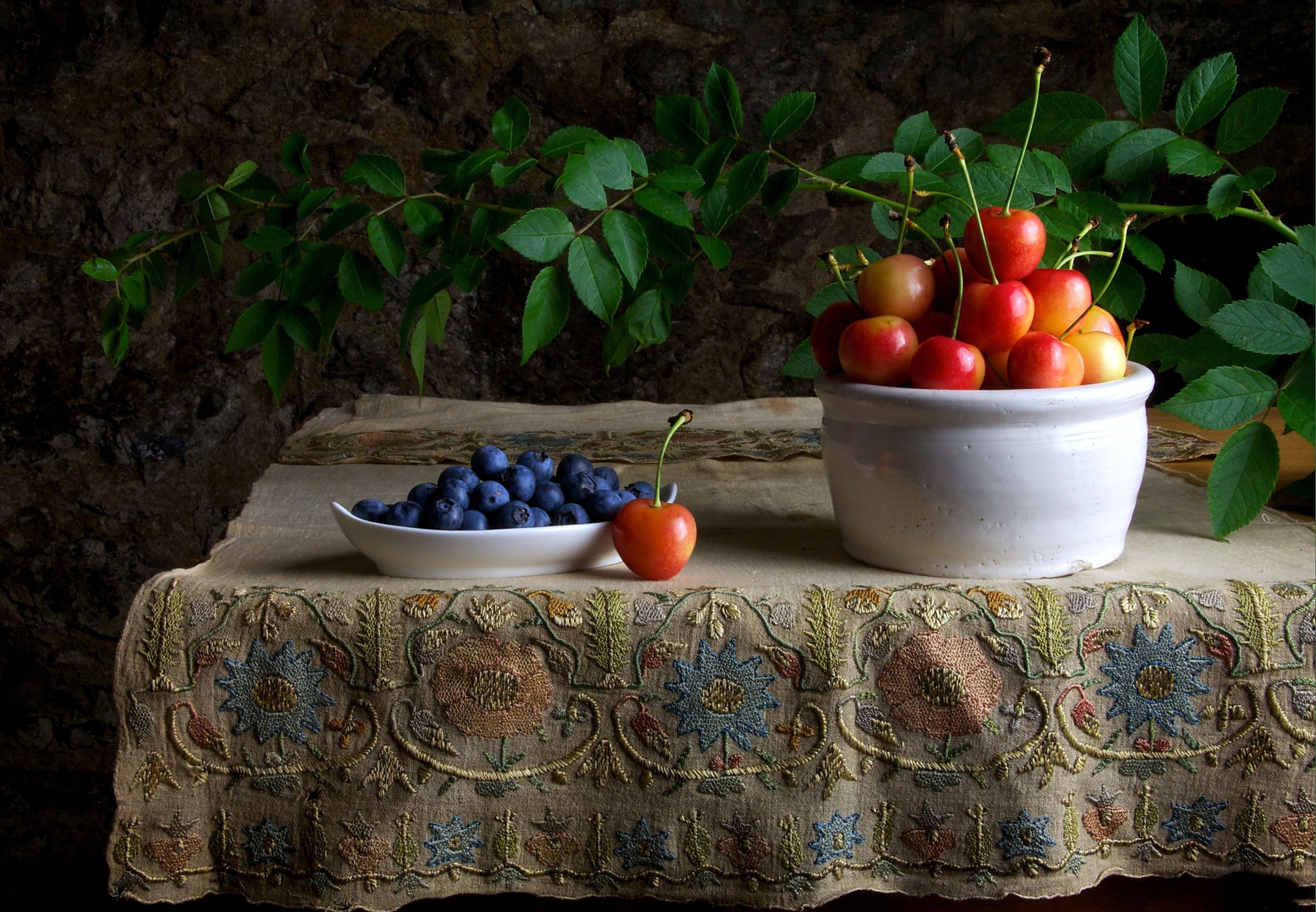 Free photo Blueberries and cherries on the table