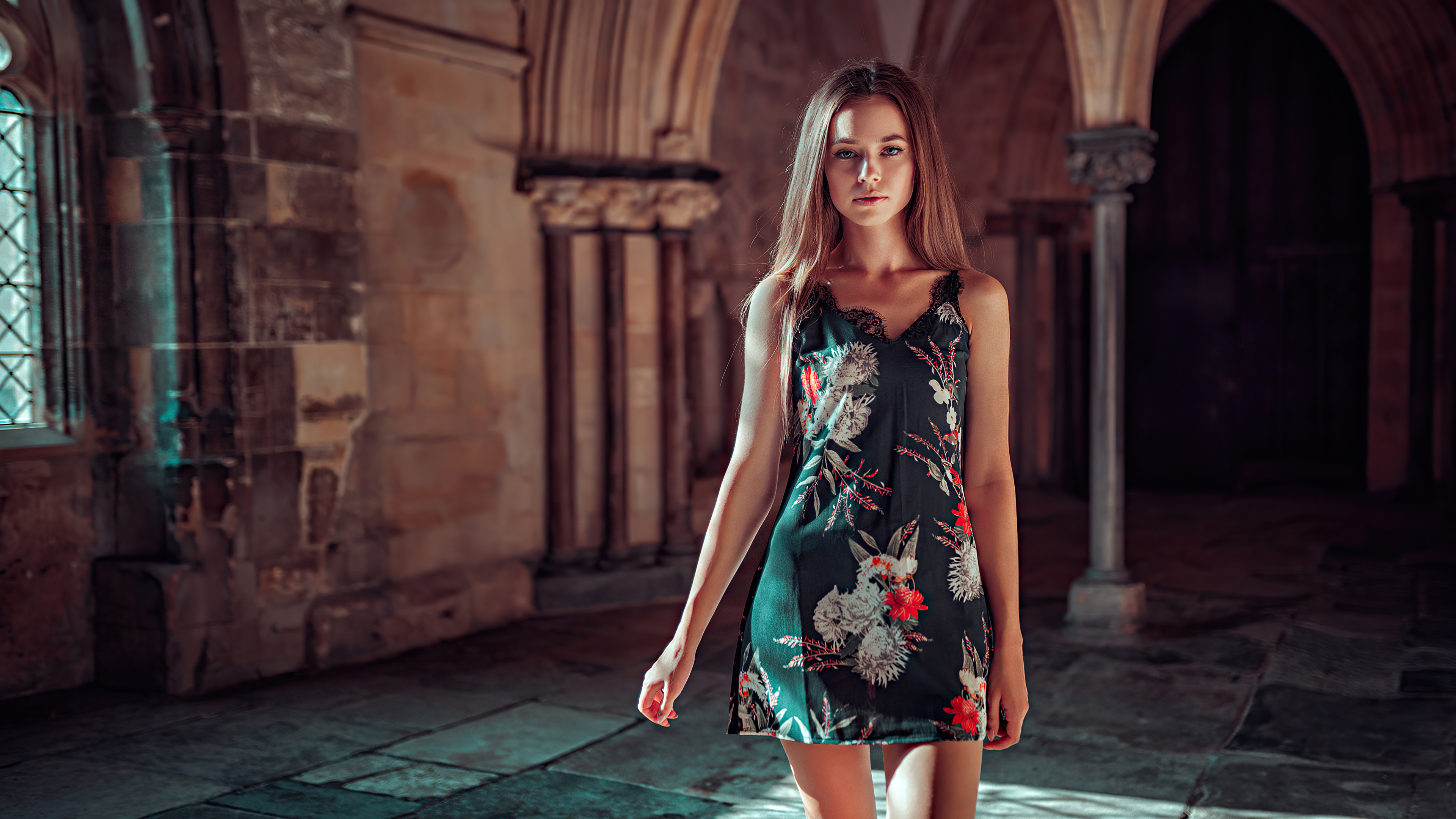 Free photo Dark-haired girl in black dress with florals