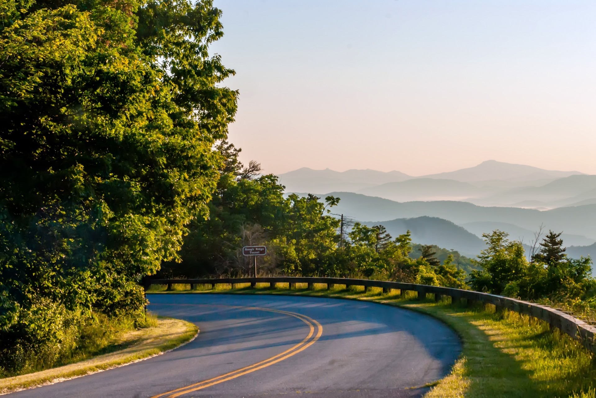 Free photo A winding country road