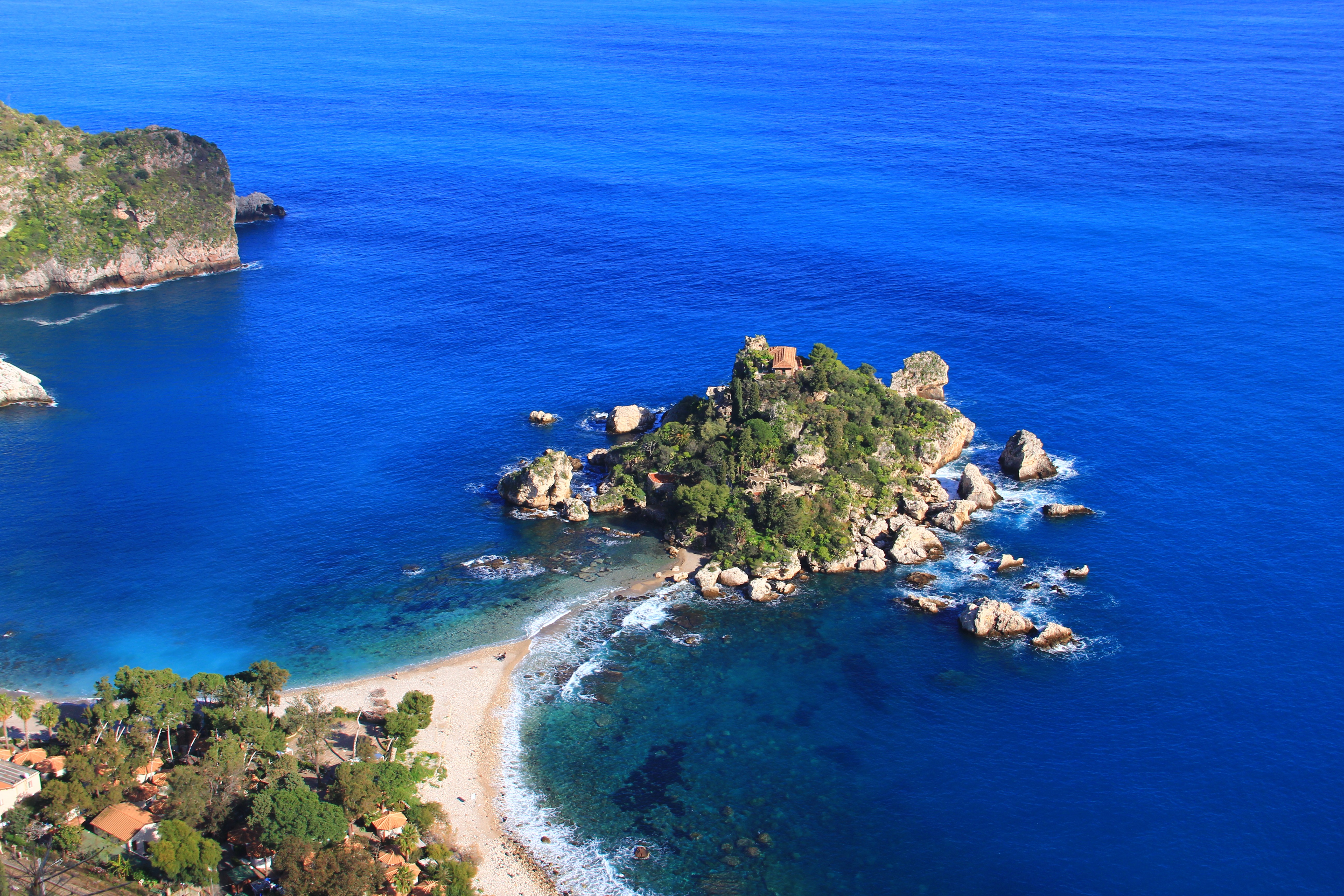 Free photo Cottage on a rocky island near the shore