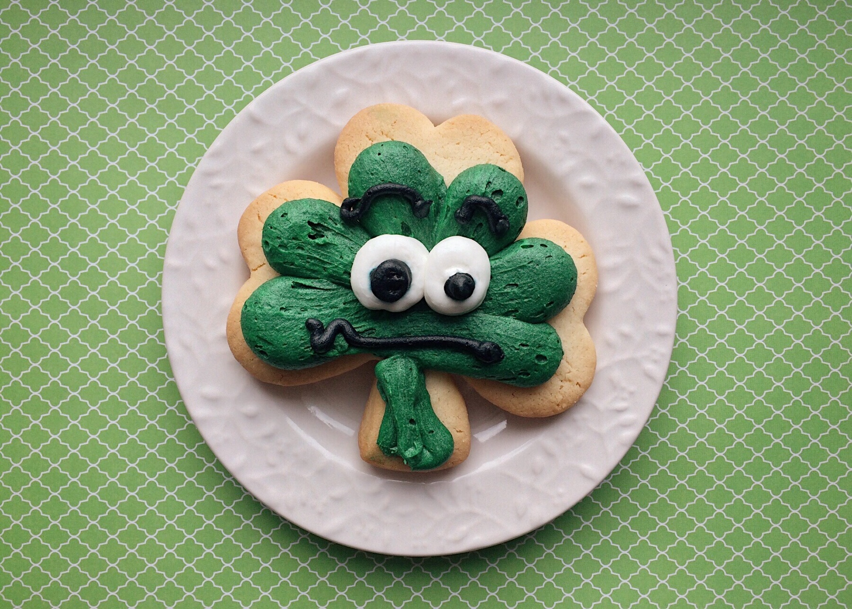 Free photo Cookies in the shape of a flower on a plate