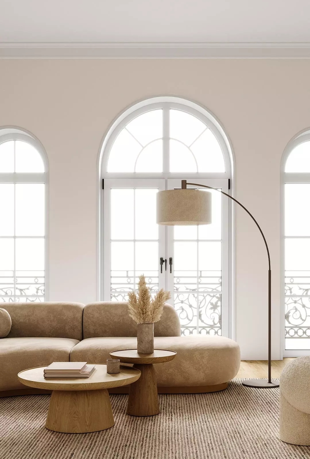 Уютная гостиная с арочными окнами