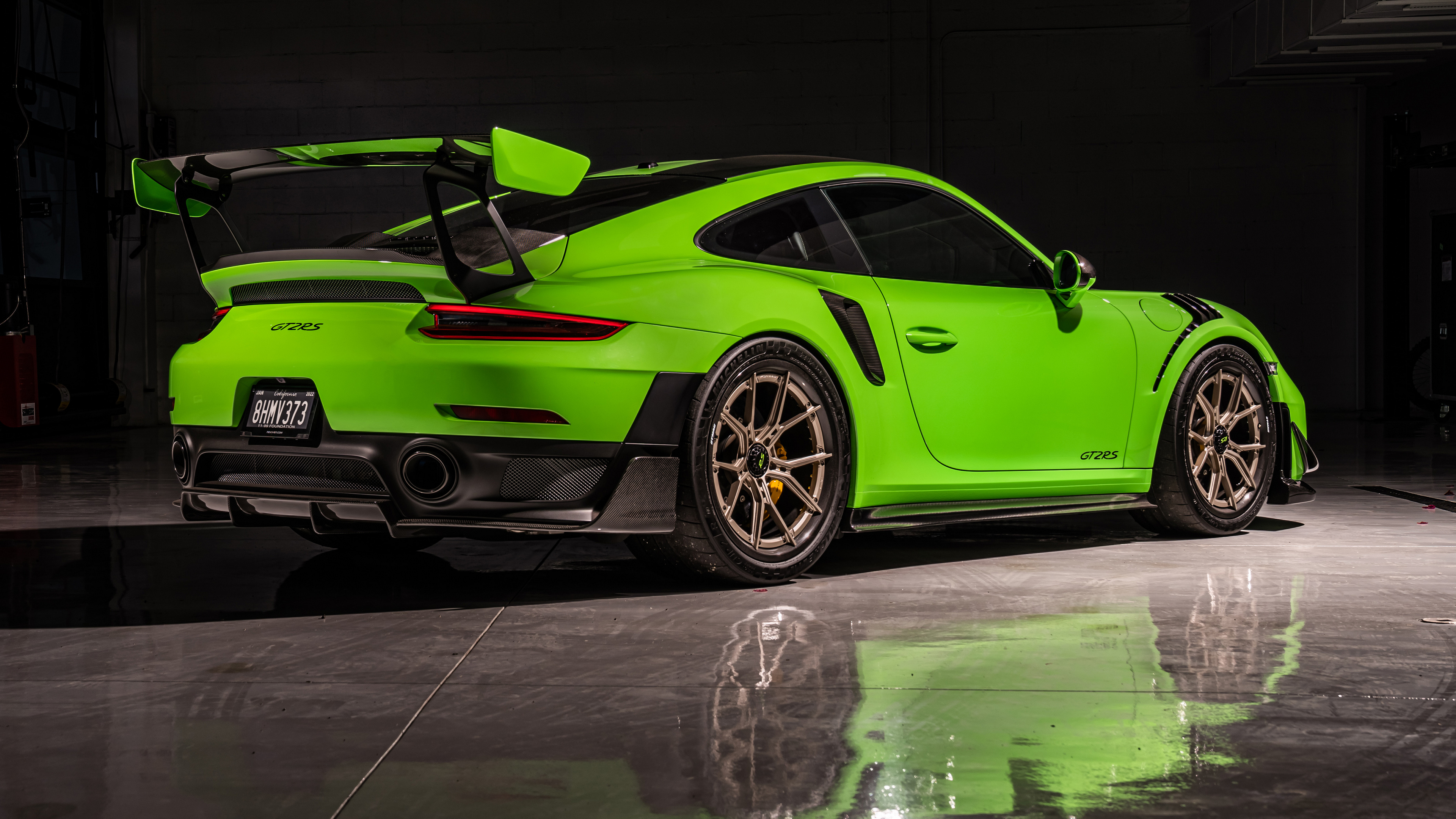 Free photo Porsche 991 GT2 RS in green