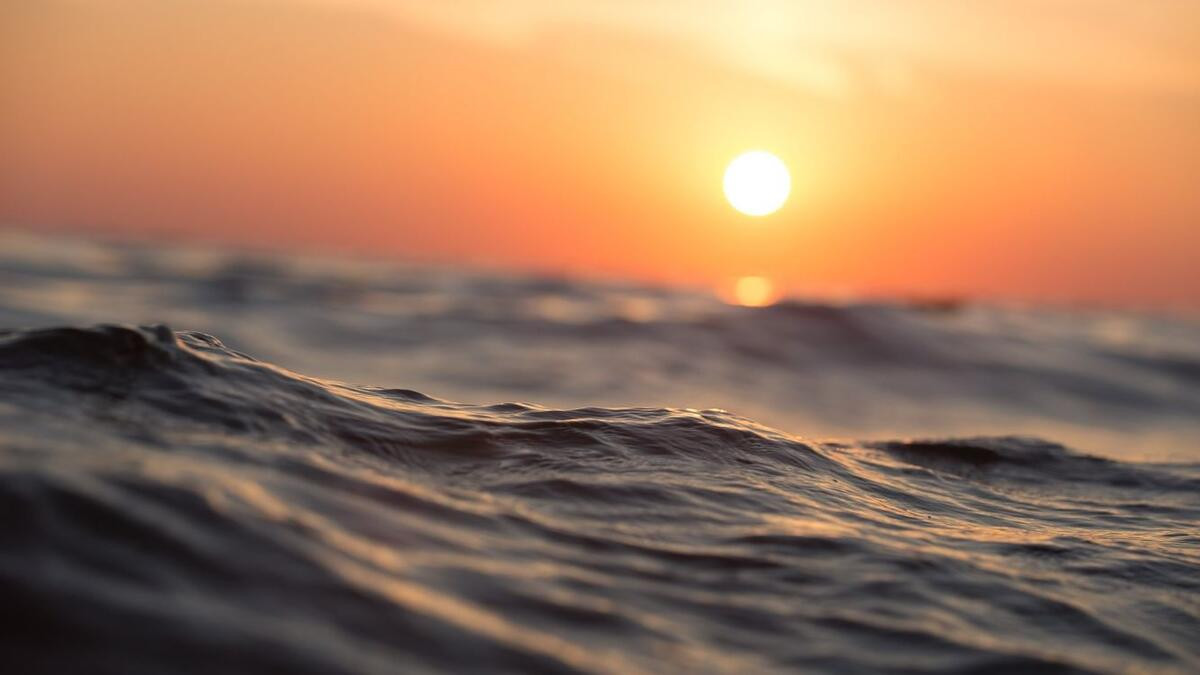 Free photo Seawater at sunset