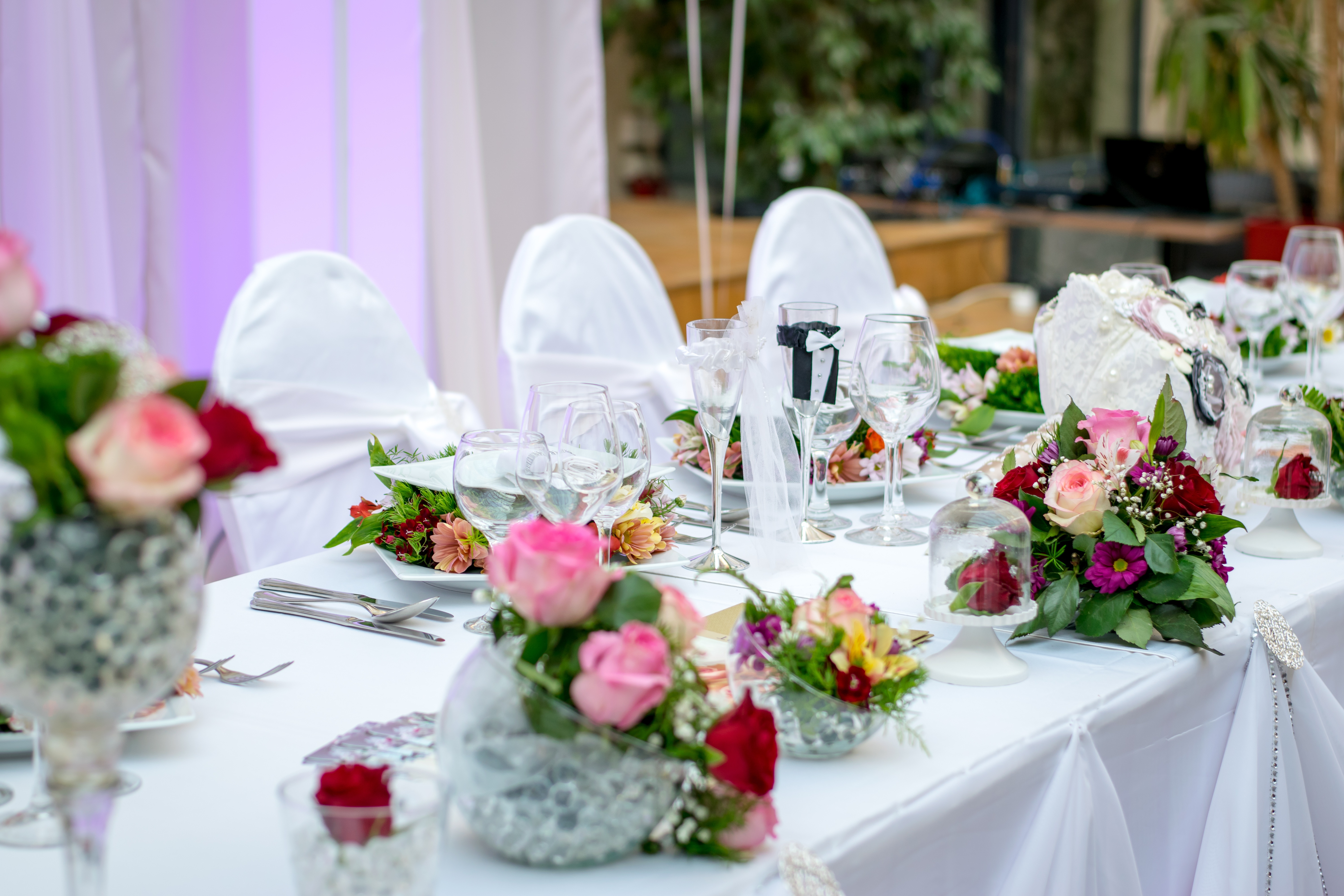 用花束装饰的婚礼餐桌
