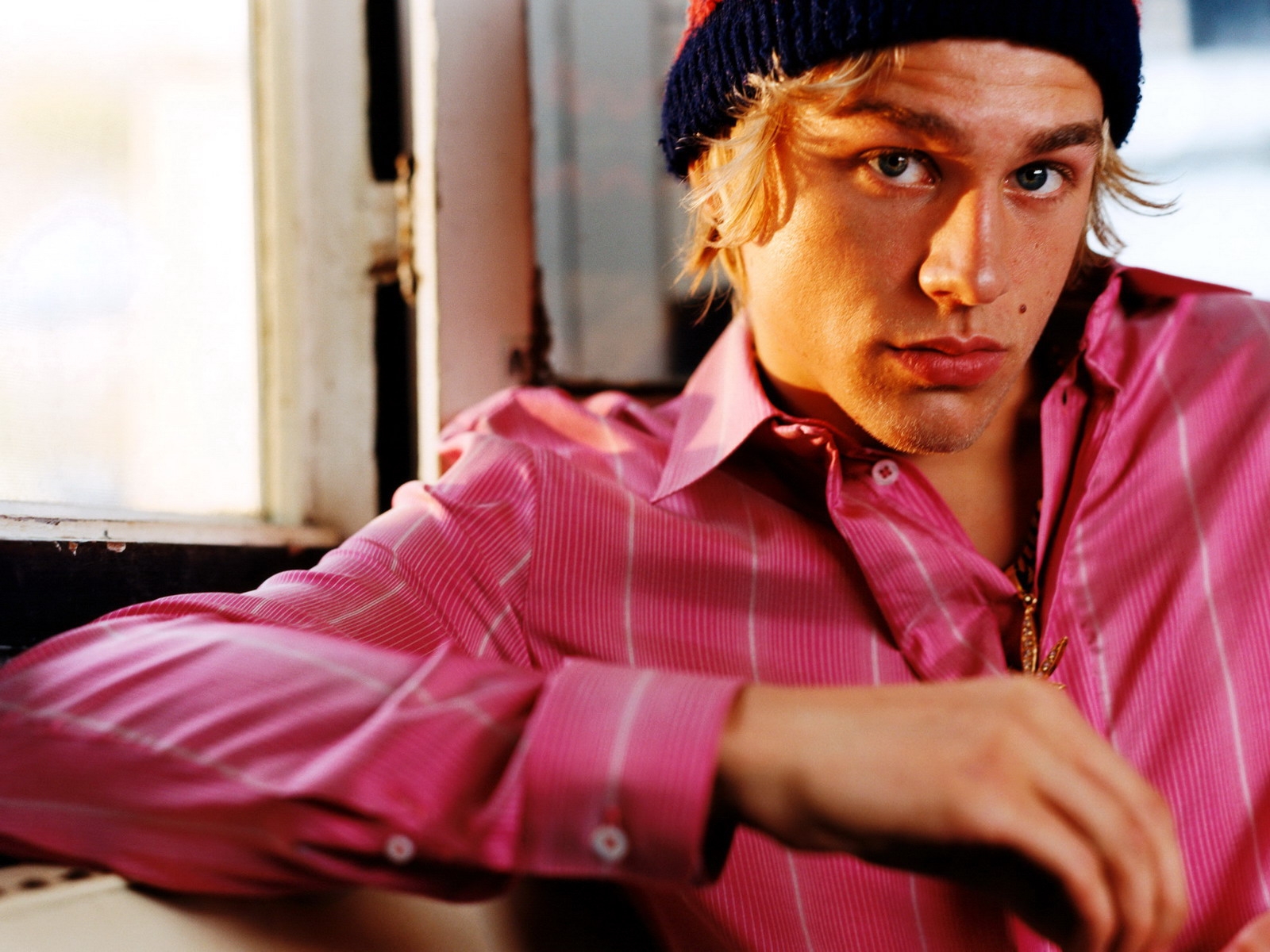 查理Hunnam作为一个年轻人