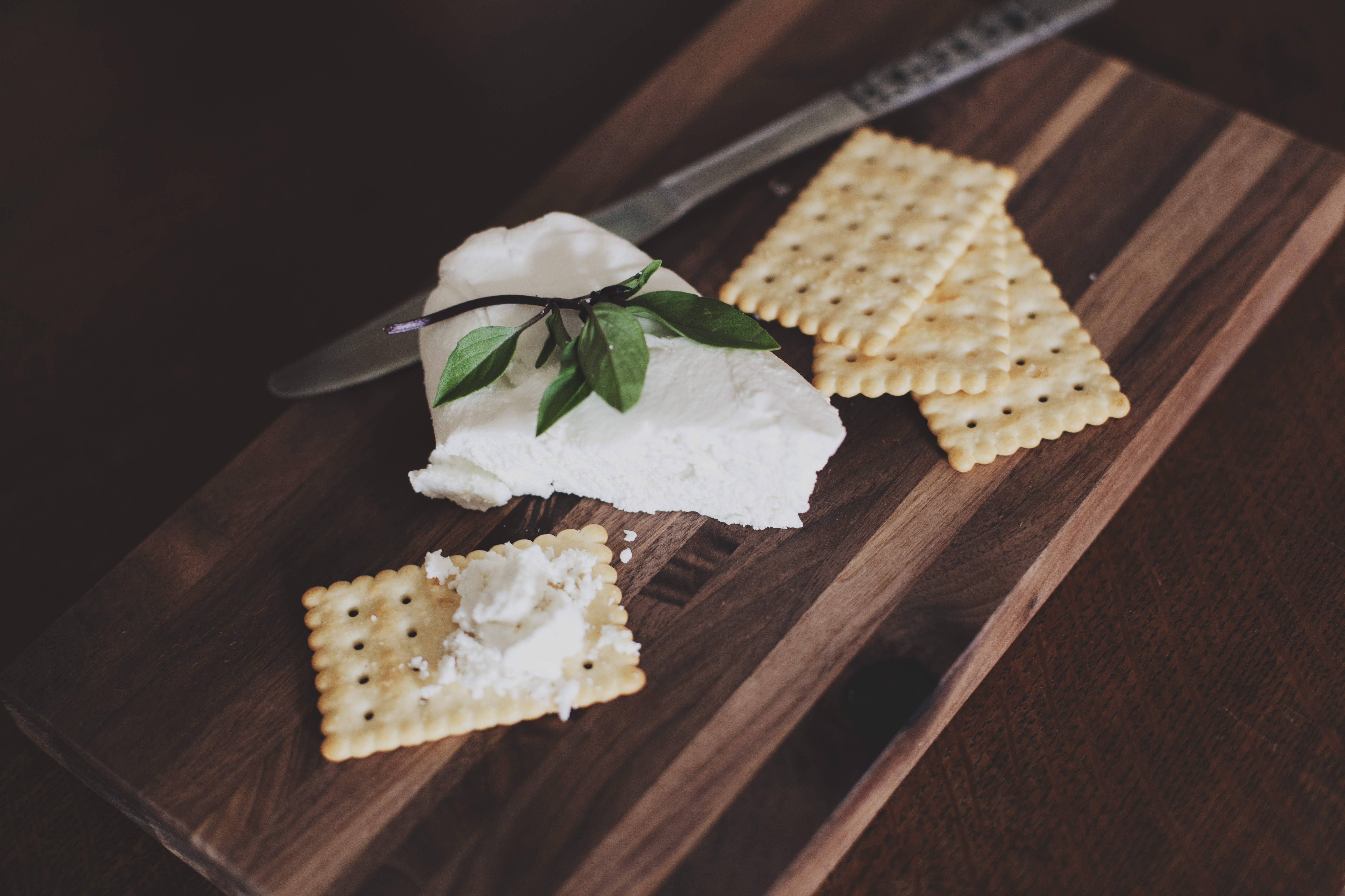 Free photo Cracker and cheese on a cutting board