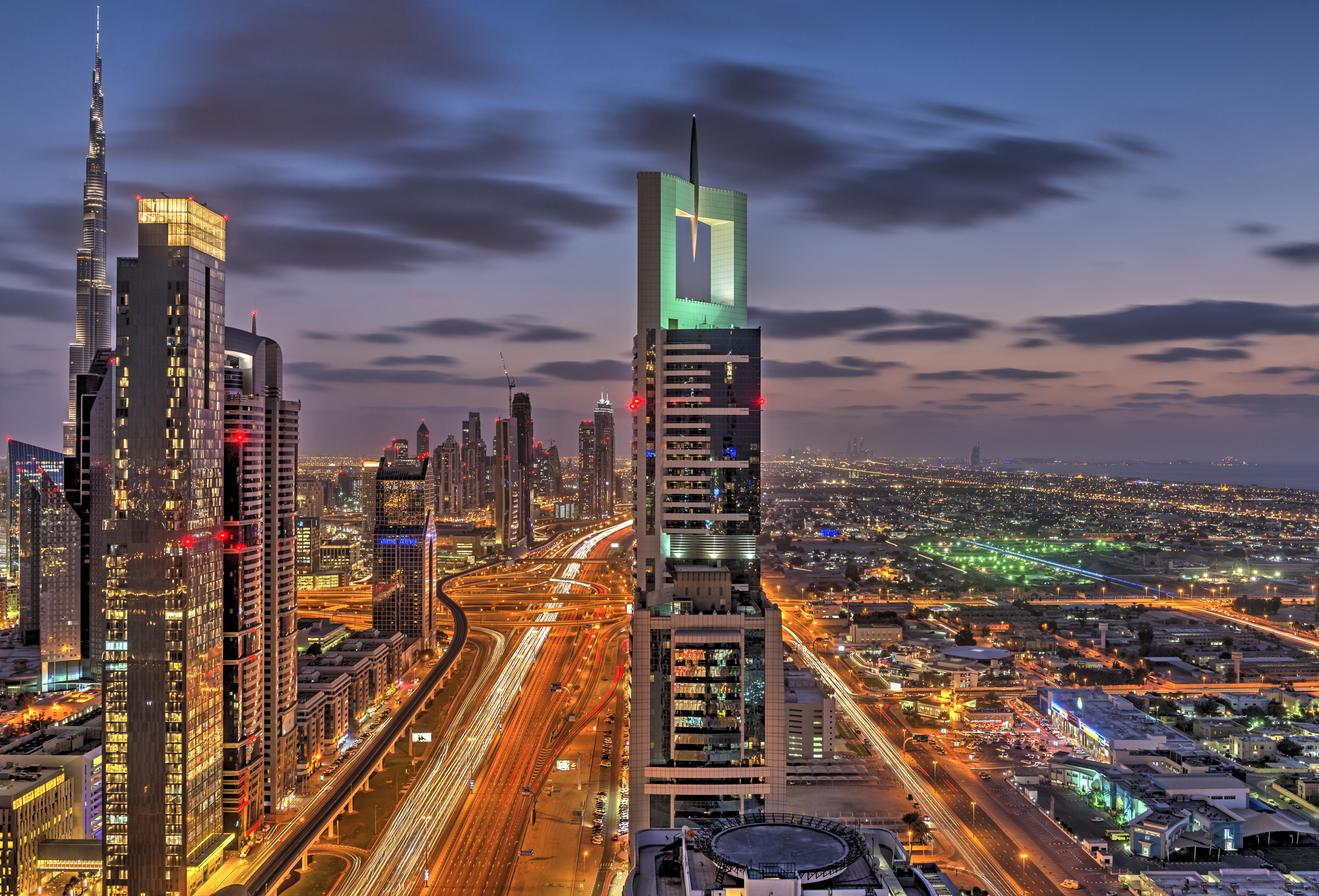 Free photo Dubai skyscrapers at night