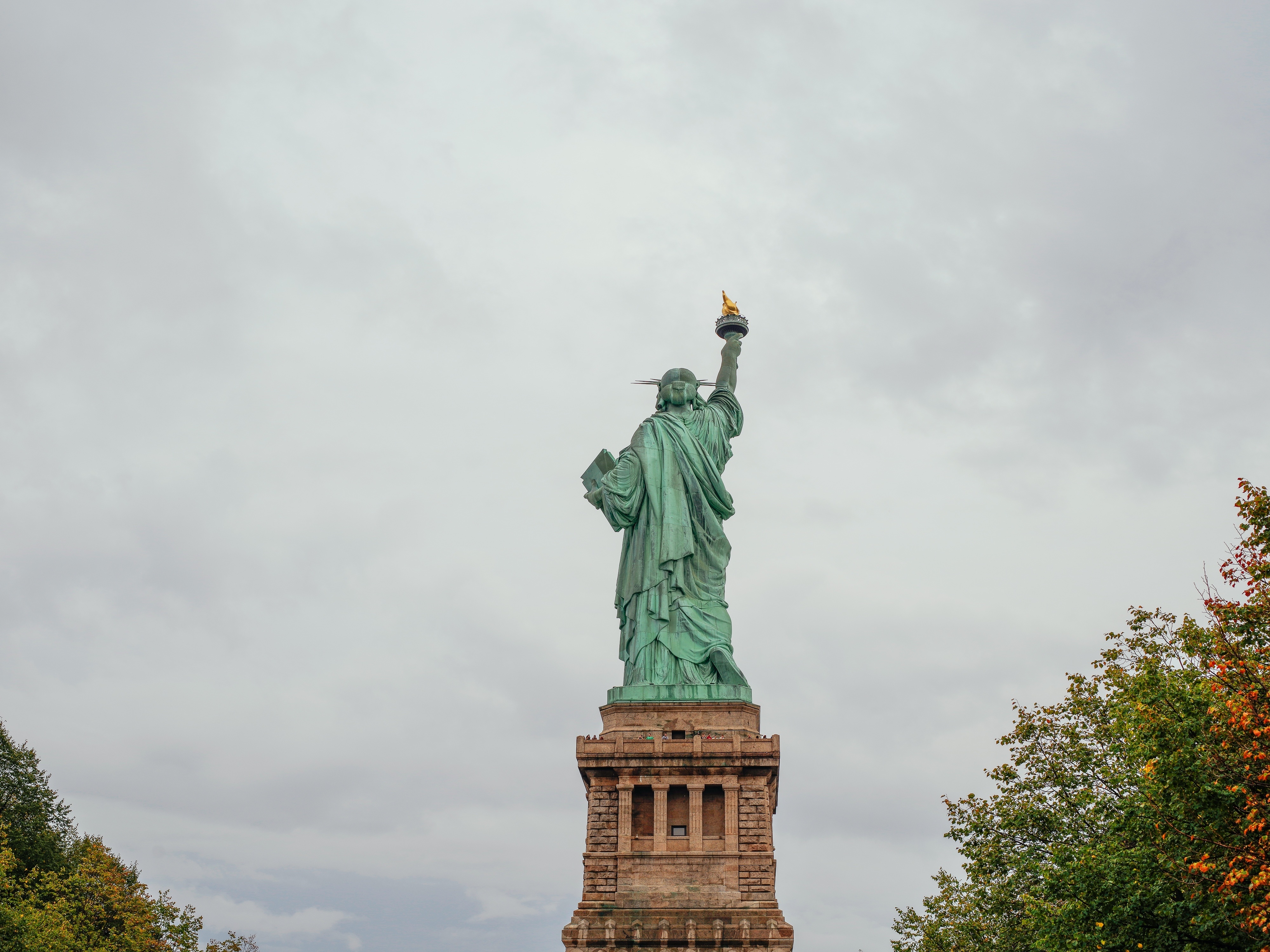 Free photo The Statue of Liberty in New York City on a cloudy afternoon